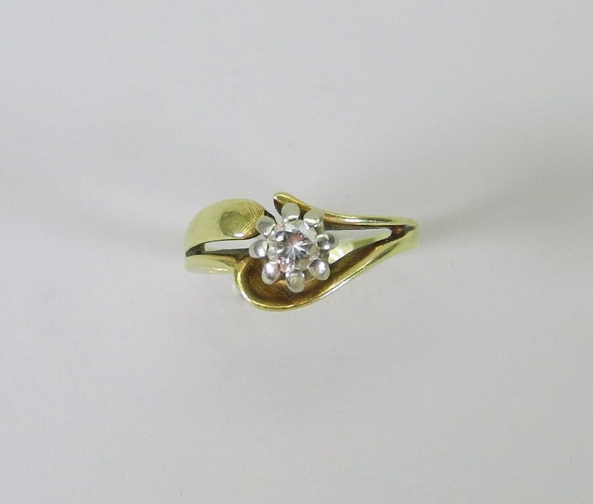 Diamant-Solitär-Ring14 K. gelbgoldener Solitär-Ring mit einem Diamant-Besatz von ca. 0,25 ct.,