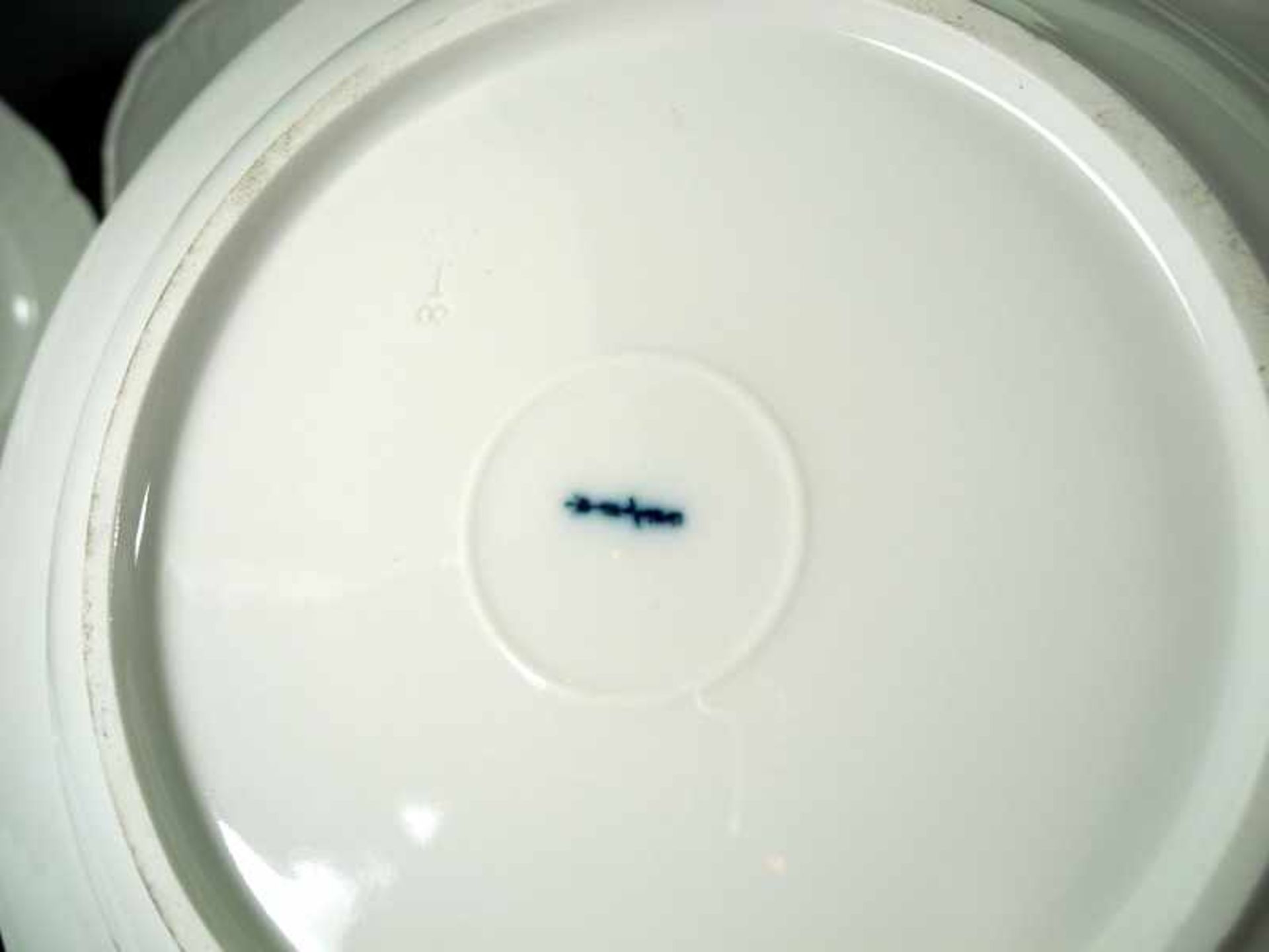 KPM, "Rocaille Weiß" Speise-RestservicePorzellan, einzeln am Boden mit unterglasurblauer Zeptermarke - Bild 5 aus 6