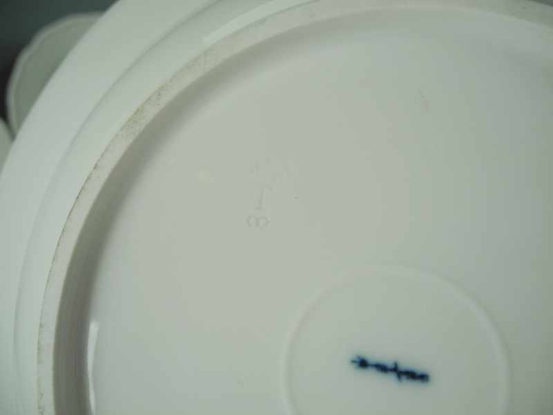 KPM, "Rocaille Weiß" Speise-RestservicePorzellan, einzeln am Boden mit unterglasurblauer Zeptermarke - Bild 6 aus 6