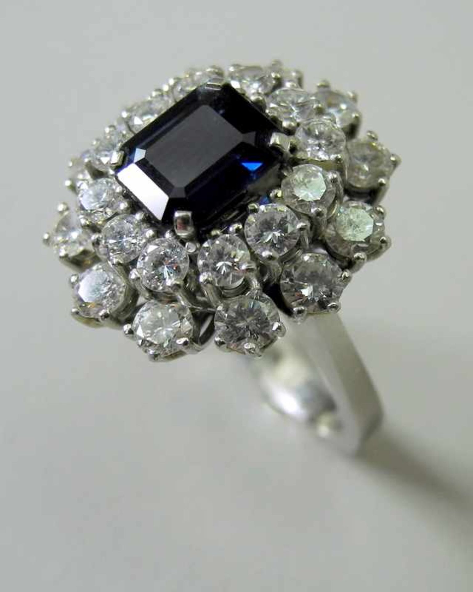 Außergewöhnlicher Saphir-Diamant-RingWeißgoldener Ring mit Ceylon-Saphir-Besatz von ca. 1,5 ct. - Bild 7 aus 10