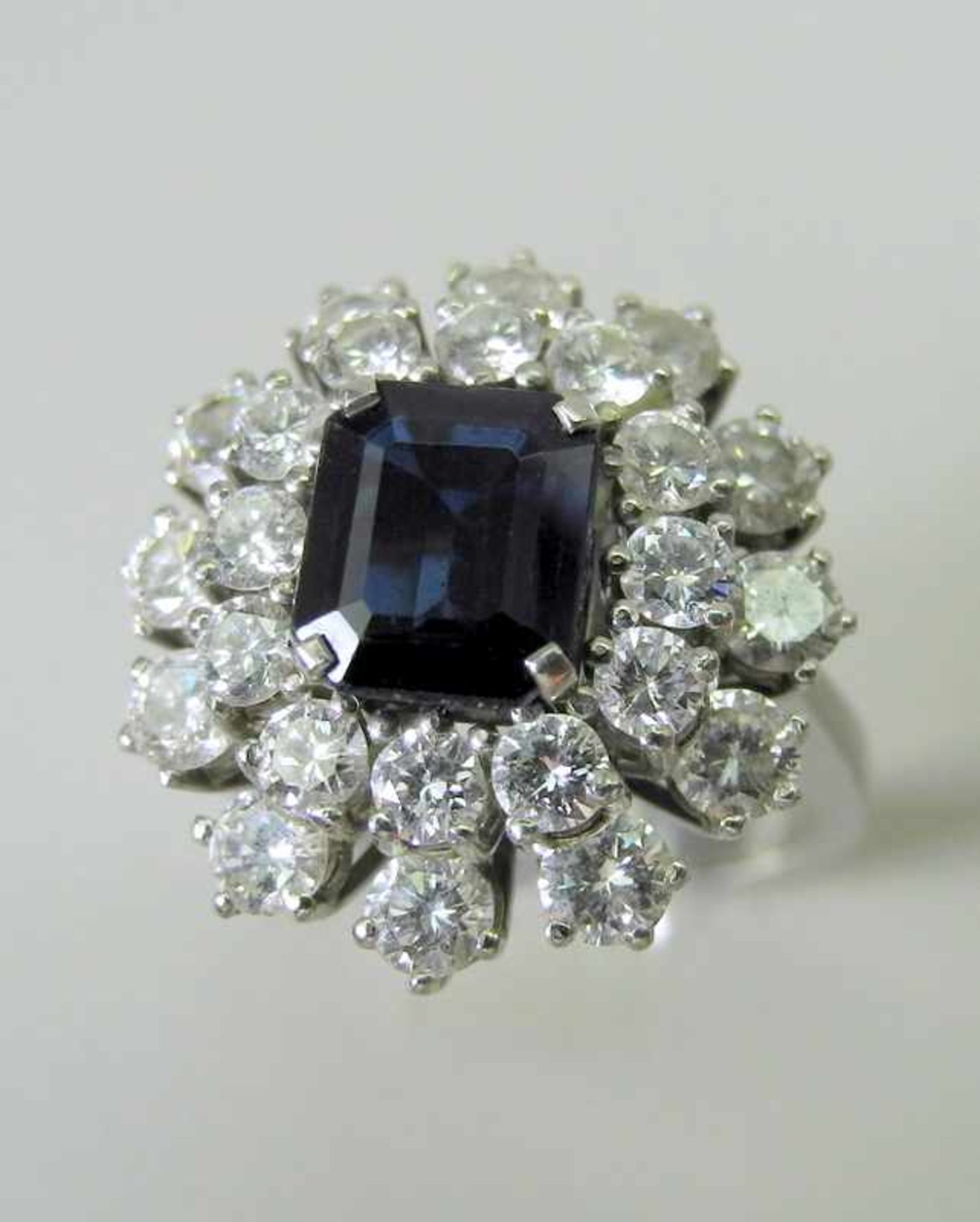 Außergewöhnlicher Saphir-Diamant-RingWeißgoldener Ring mit Ceylon-Saphir-Besatz von ca. 1,5 ct. - Bild 5 aus 10