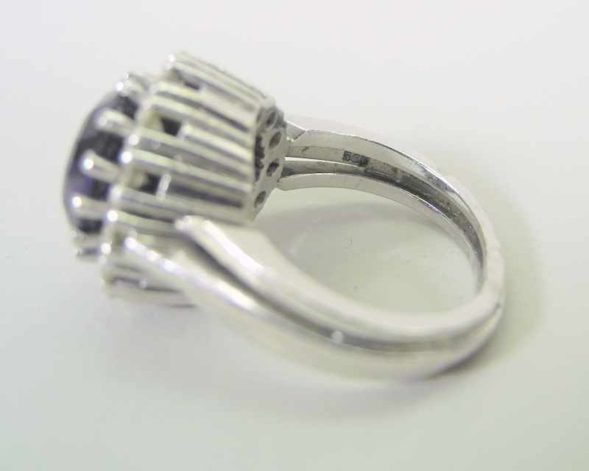 Großer Amethyst-Diamant-Ring14 K. weißgoldener Diamant-Ring mit einem Zentralstein Amethyst, ca. 3 - Image 5 of 5