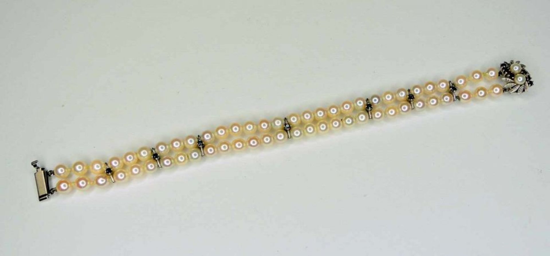 Perlen-ArmbandDoppelreihiges Perlenarmband mit Weißgold-Stegen, Diamanten- und Saphirbesatz, 14 K.