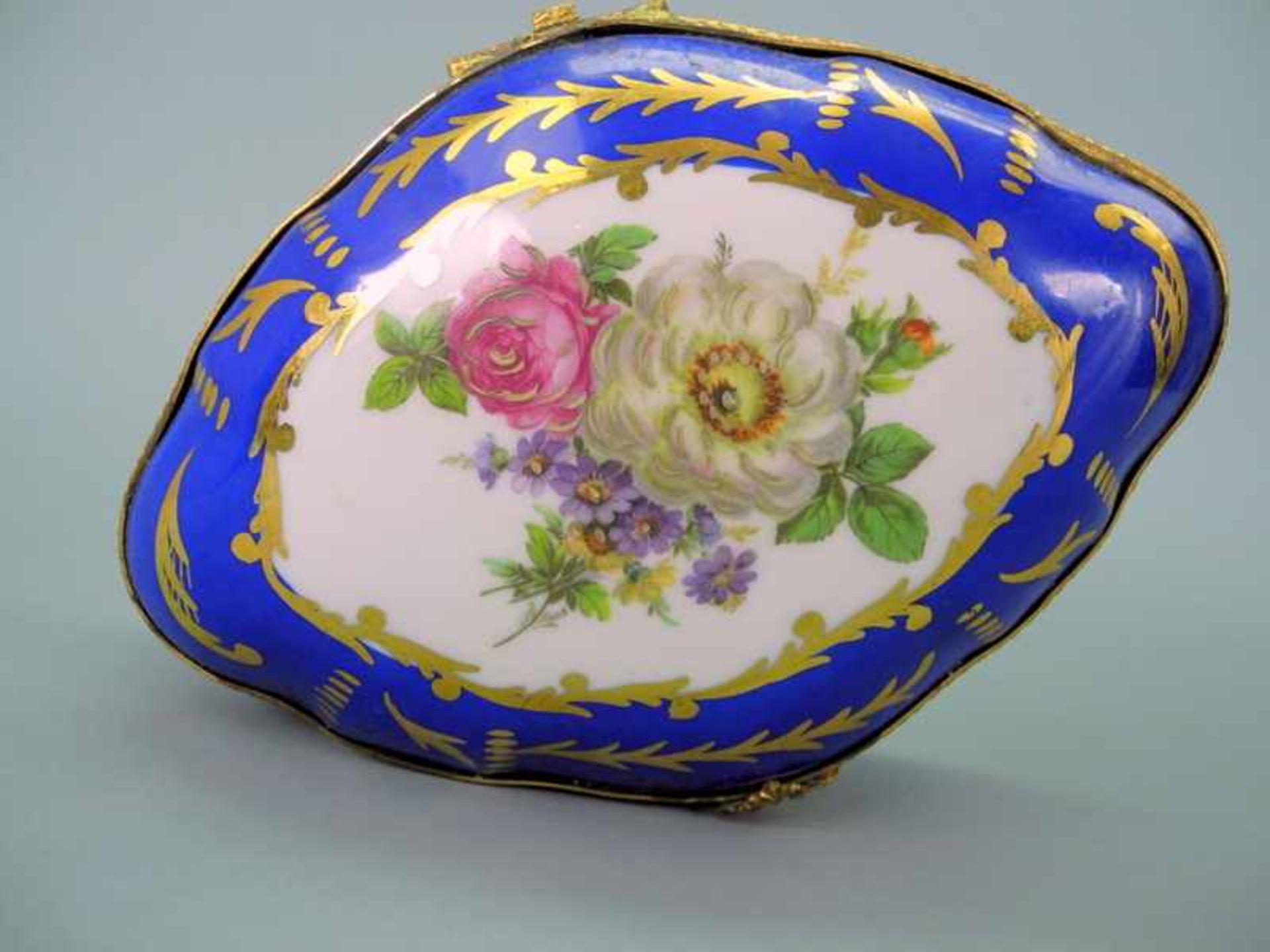 Bonbonniere, in Blau im Blumen-DekorPorzellan, am Boden mit "Limoges, France" sowie "Rehaussé Main". - Bild 3 aus 7