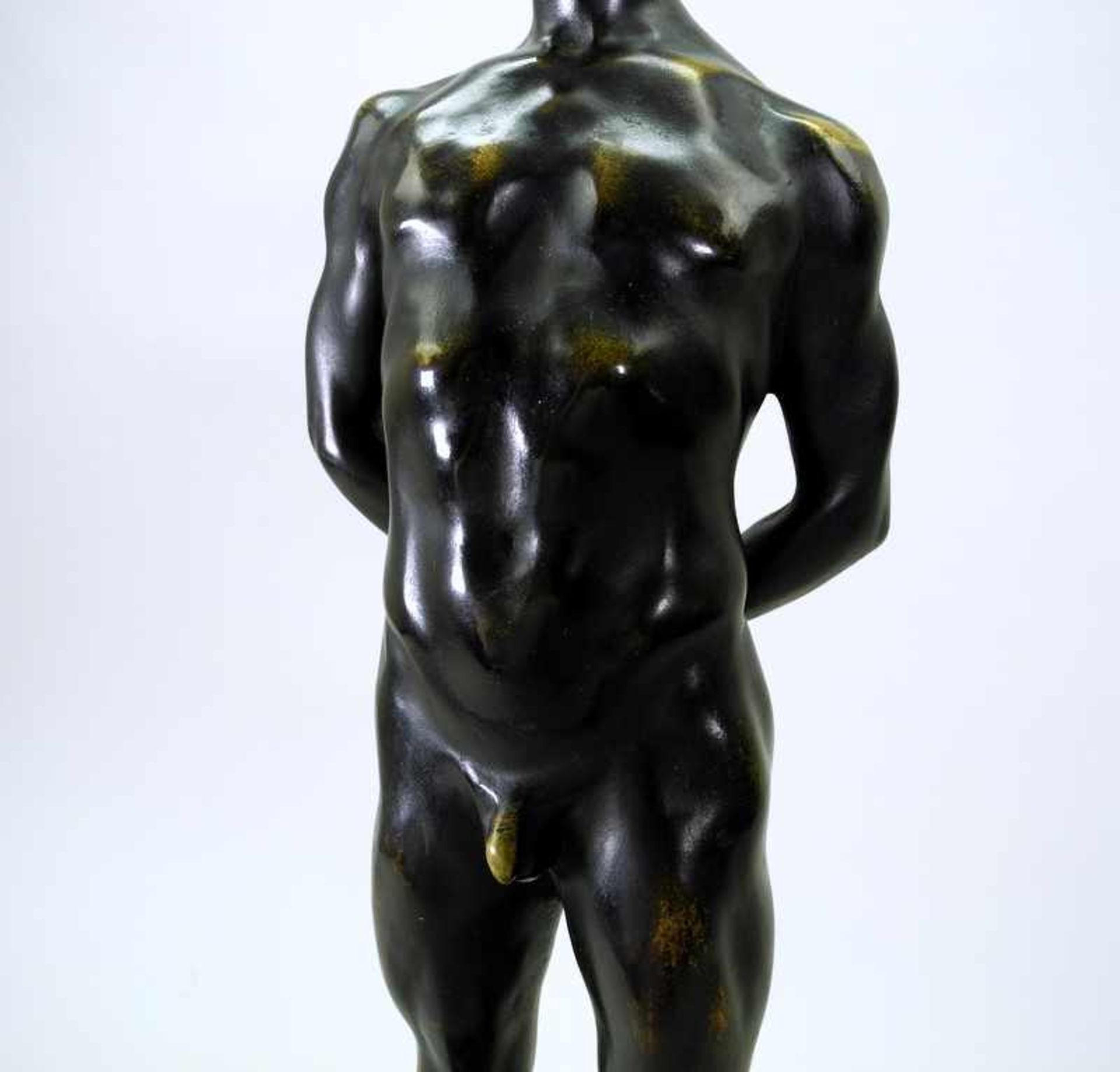 Paul Aichele, 1859 Markdorf - 1920 BerlinBronze, braun und gold patiniert. Auf dunkler Marmor- - Bild 4 aus 11