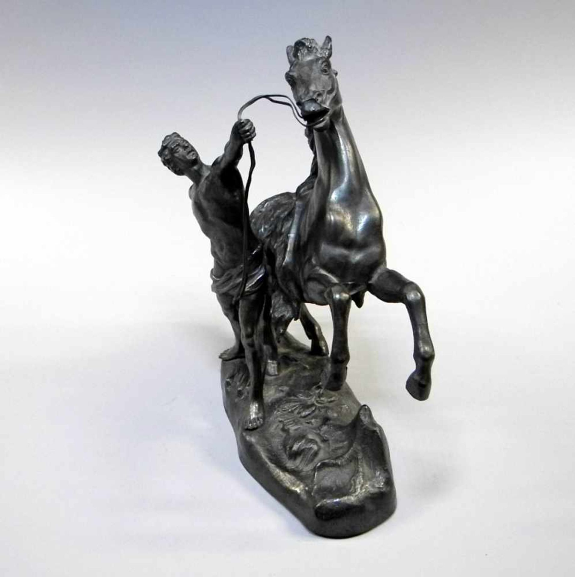 Der PferdebändigerBronze, schwarz-braun patiniert. Ausdrucksvolle Darstellung eines Pferdebändigers, - Image 2 of 2