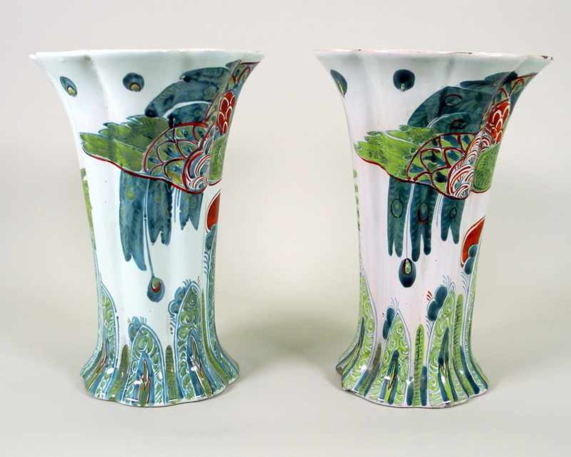 Delfter StangenvasenFayence-Keramik. Am Boden mit Unterglasur-Marke gestempelt. Auf weißem - Bild 2 aus 10