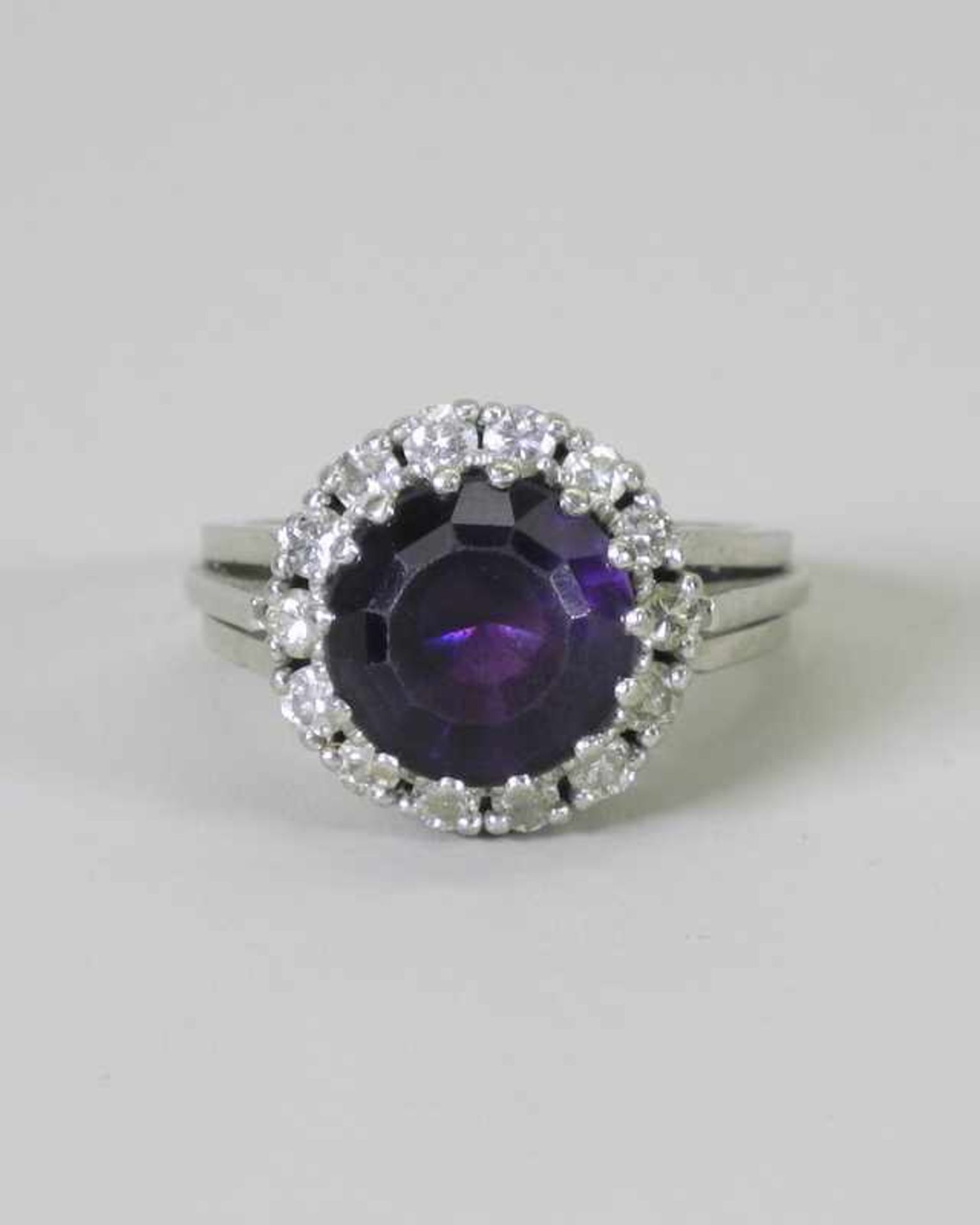 Großer Amethyst-Diamant-Ring14 K. weißgoldener Diamant-Ring mit einem Zentralstein Amethyst, ca. 3 - Image 2 of 5