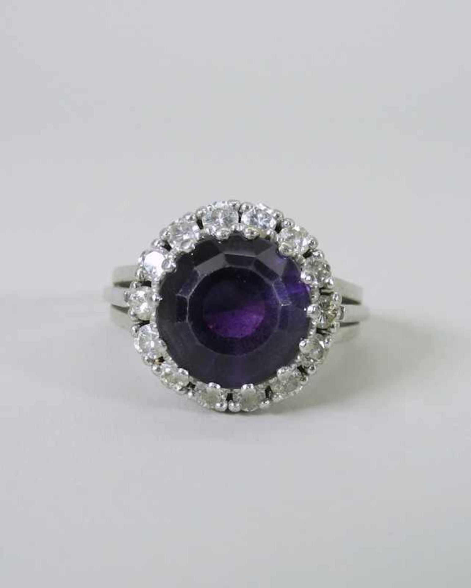 Großer Amethyst-Diamant-Ring14 K. weißgoldener Diamant-Ring mit einem Zentralstein Amethyst, ca. 3 - Image 3 of 5