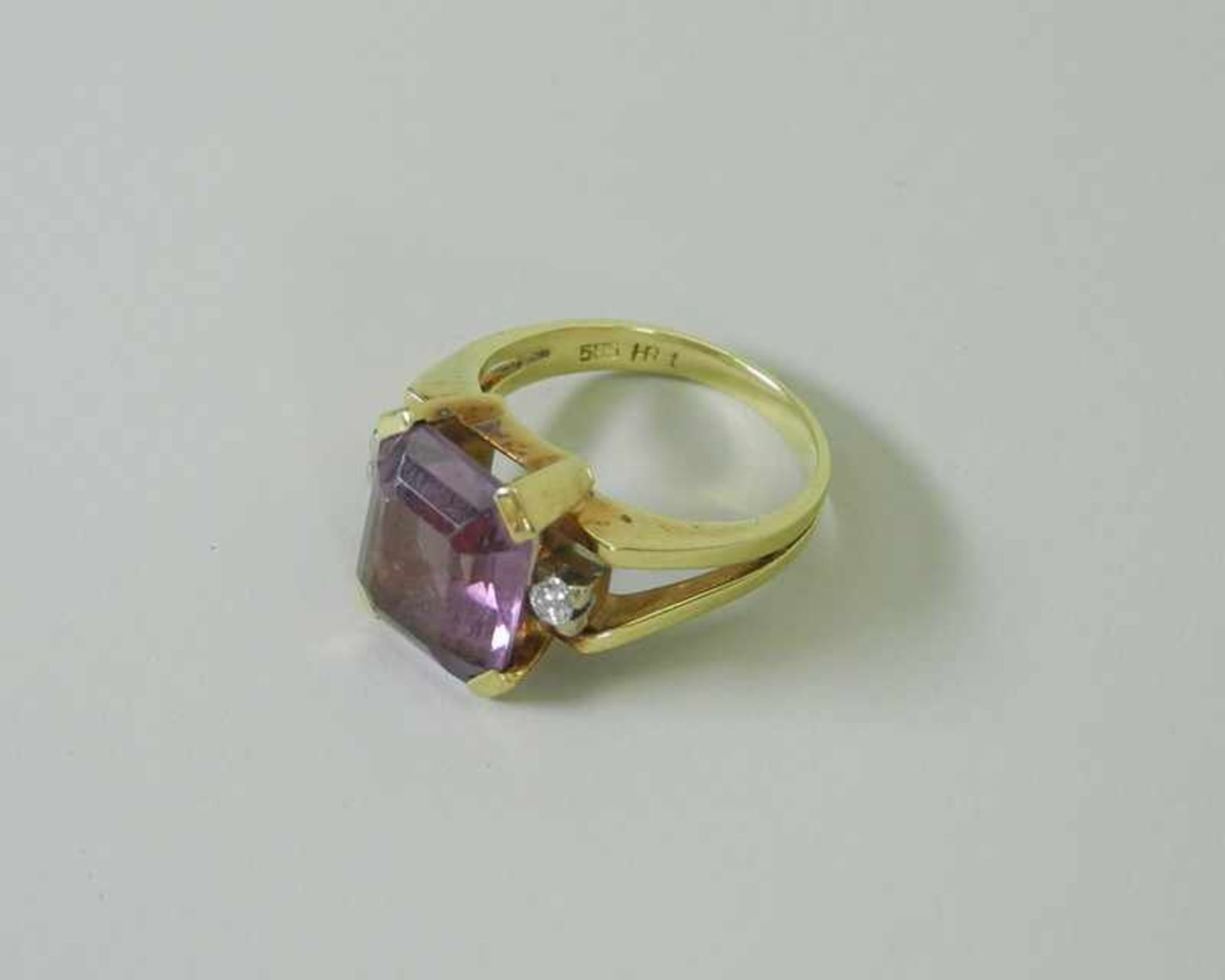 Farbstein-Diamant-Ring14 K. gelbgoldener Ring mit lilanem Farbstein-Besatz sowie 2 kleinen Diamanten - Image 5 of 5