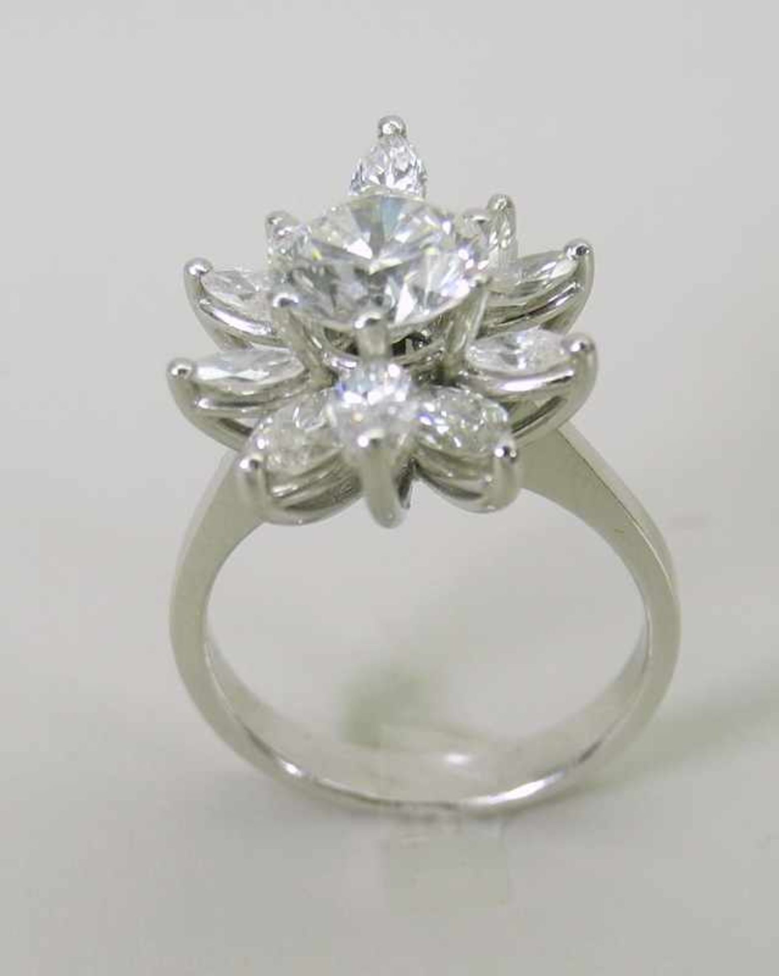 Prunkvoller Brillant-Ring18 K. weißgoldener Ring mit einem zentralen Brillant von ca. 1,50 ct., - Bild 4 aus 7