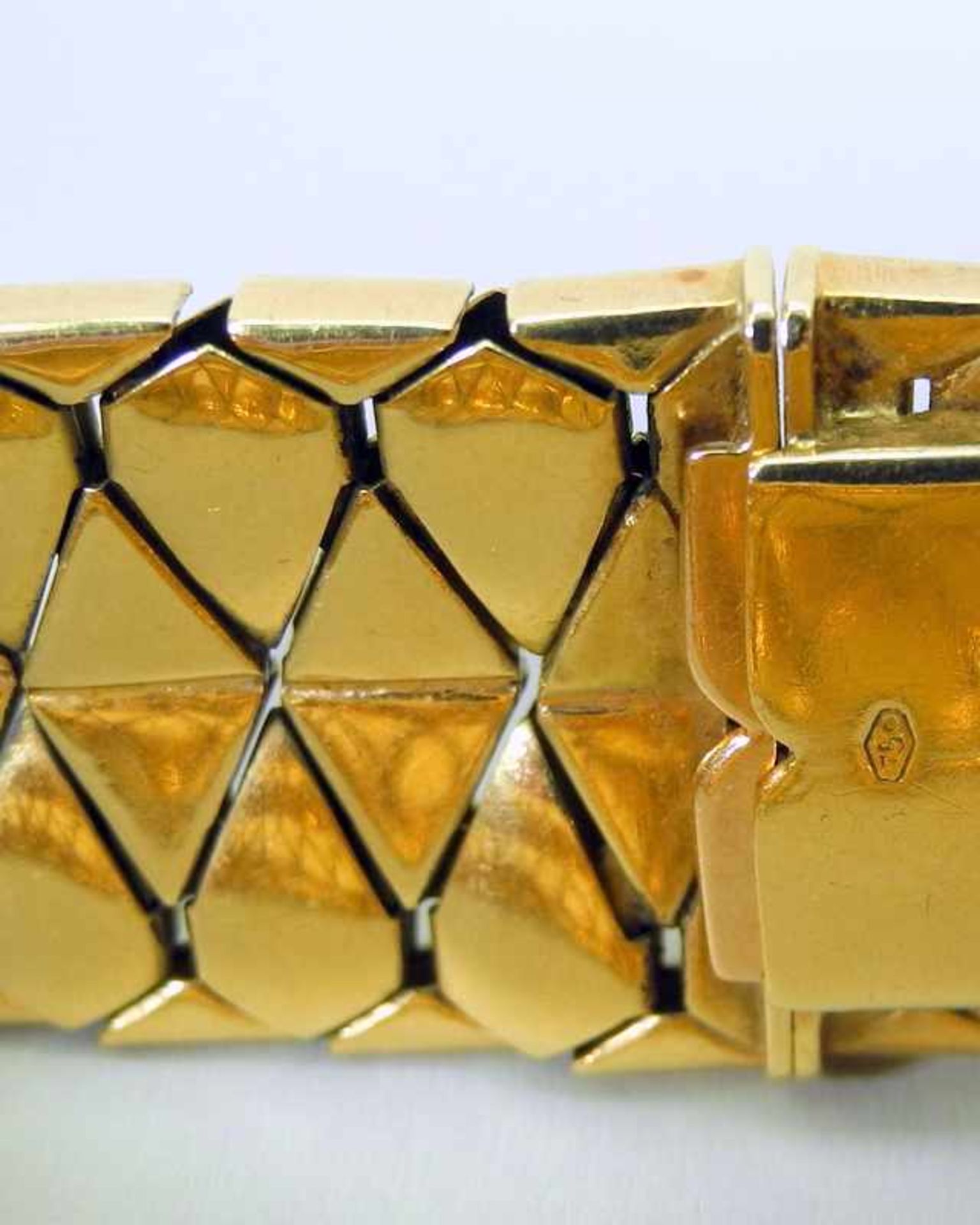 Goldenes Armband mit wappenförmigen Gliedern18 K. gelbgoldenes Armband. Gute Erhaltung. Wohl - Bild 2 aus 5