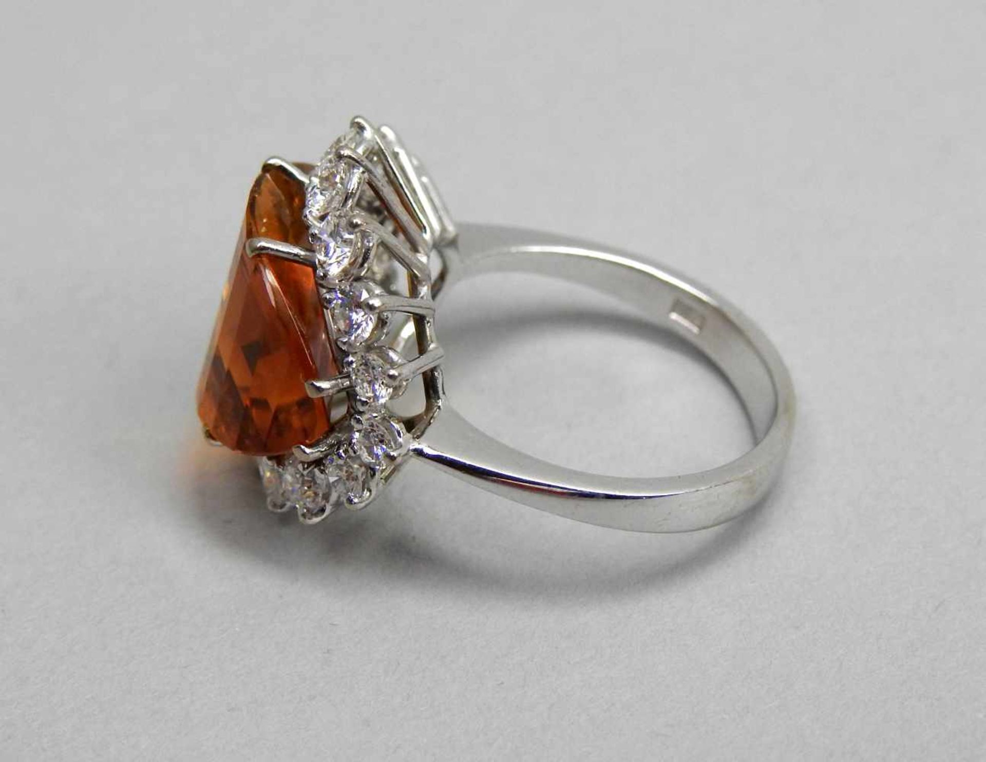 Großer Citrin-Diamant-Ring18 K. Weißgold mit großem Citrin, ca. 5 ct und Diamanten, ca. 1 ct. - Bild 2 aus 3