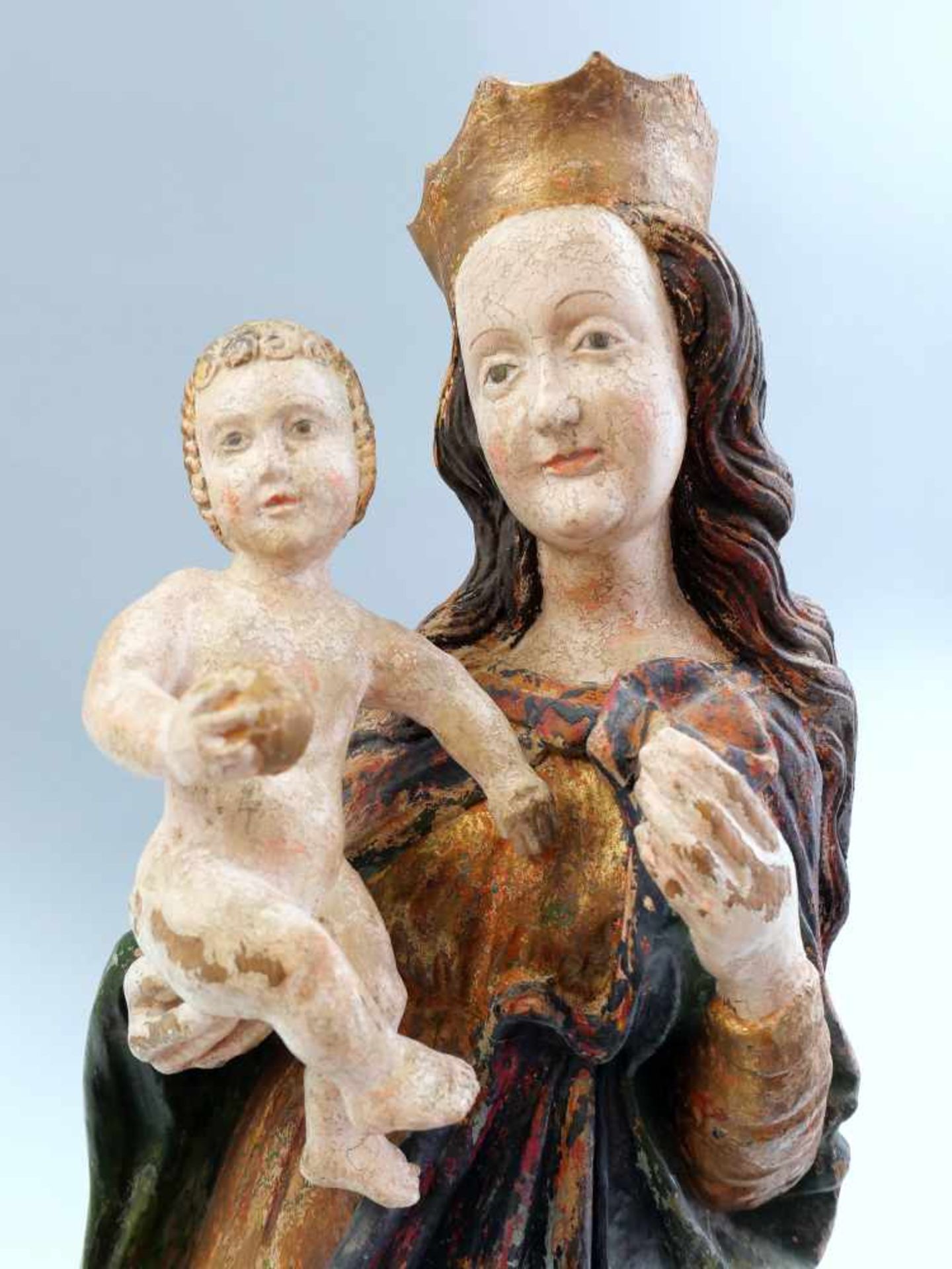 Große Maria mit KindHolz geschnitzt, polychrom und gold gefasst. Rechte Hand min. rest., Fassung - Bild 3 aus 4