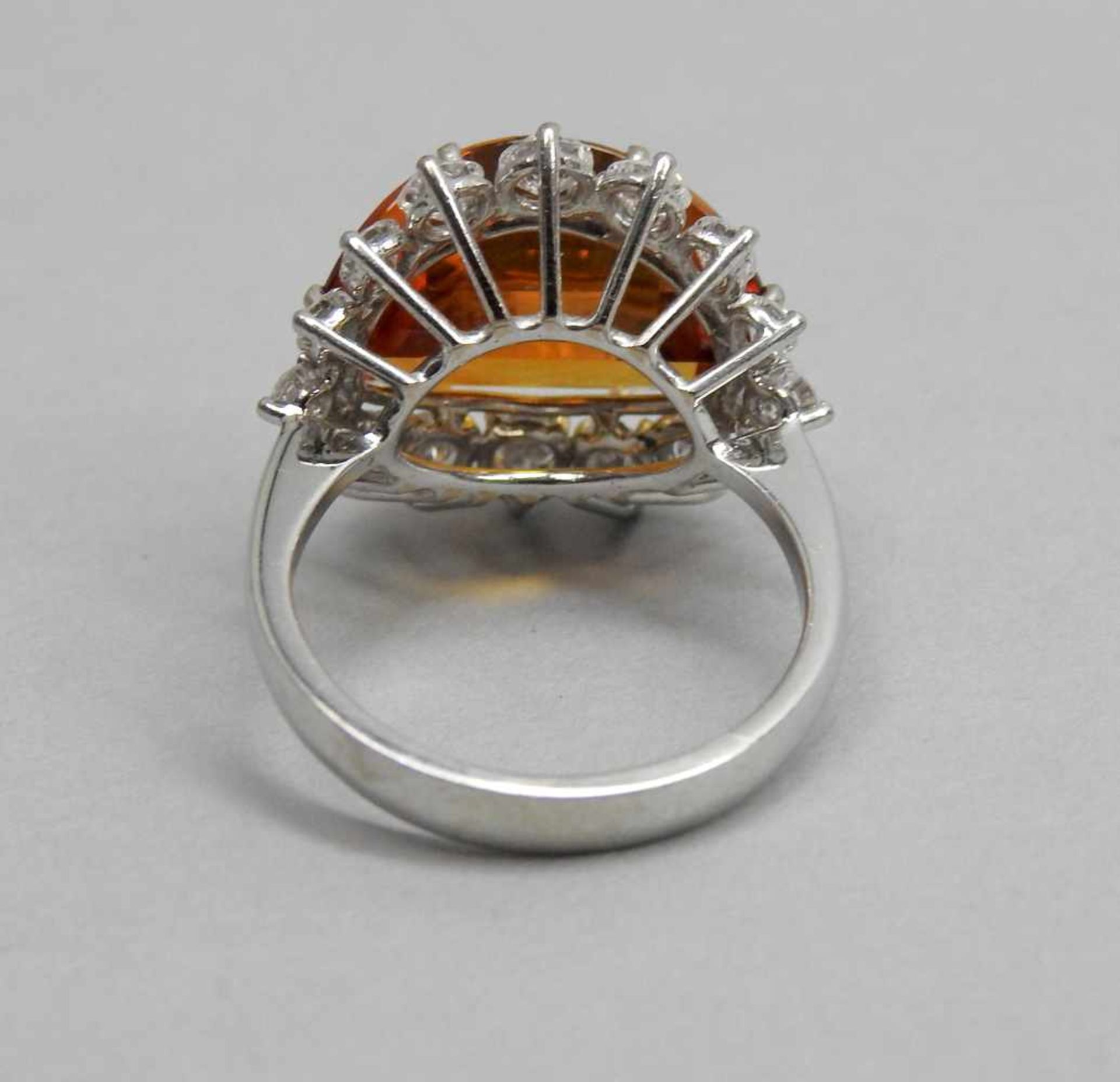 Großer Citrin-Diamant-Ring18 K. Weißgold mit großem Citrin, ca. 5 ct und Diamanten, ca. 1 ct. - Bild 3 aus 3