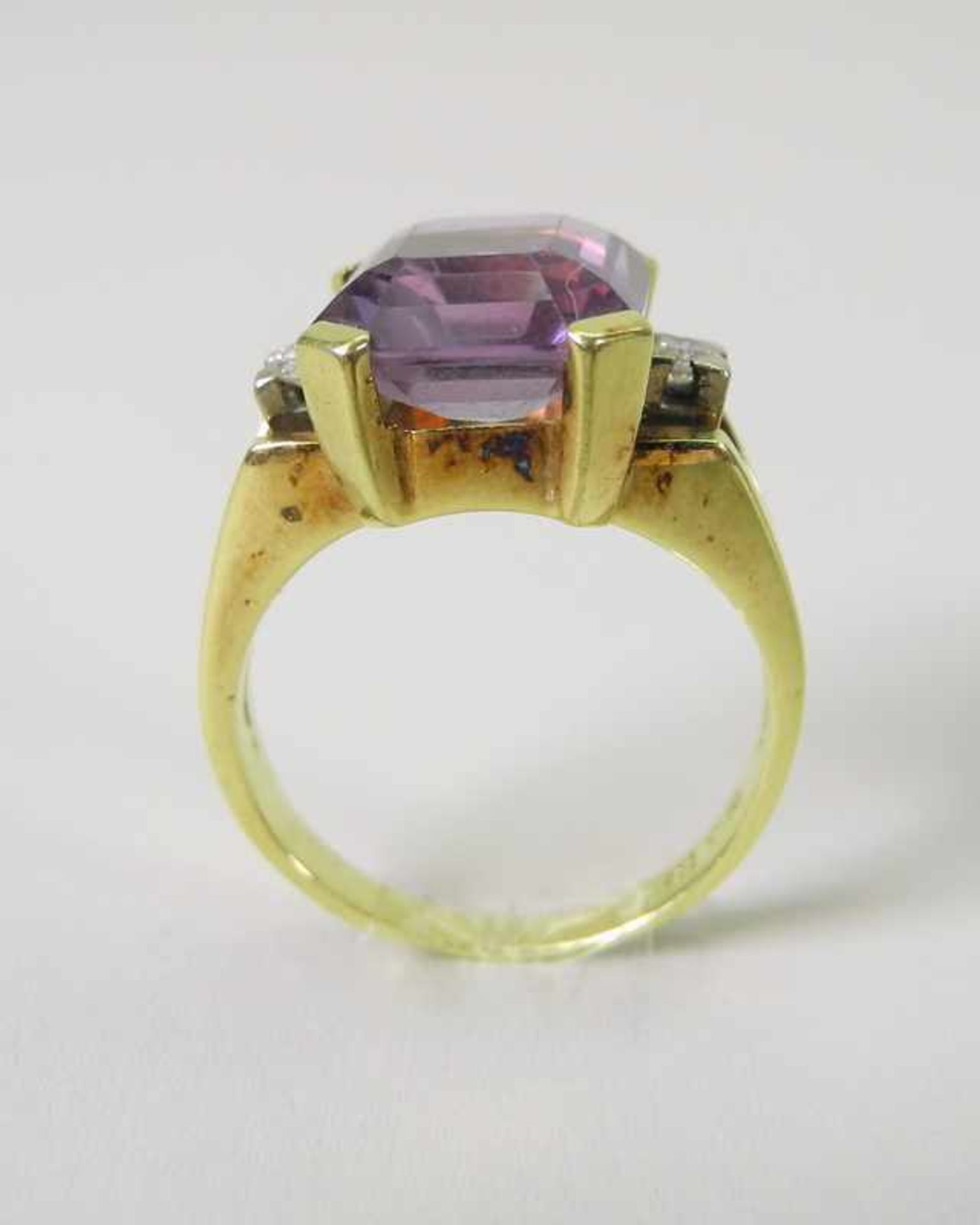 Farbstein-Diamant-Ring14 K. gelbgoldener Ring mit lilanem Farbstein-Besatz sowie 2 kleinen Diamanten - Image 3 of 5