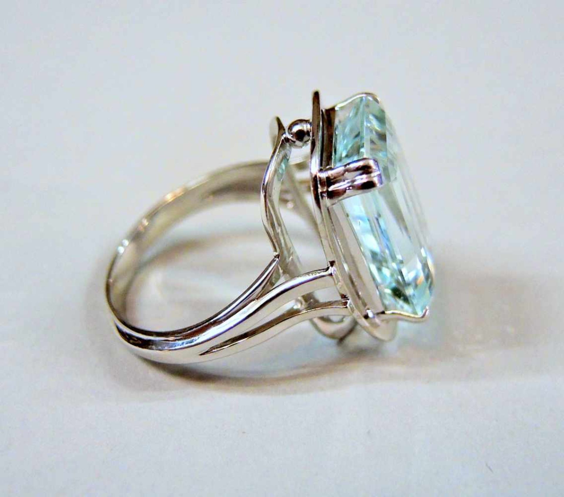 Aquamarin-Ring14 K. Weißgold mit einem großen Aquamarin von ca. 10 ct. Ringgröße 61, Gewicht 9,9 g - Bild 2 aus 3