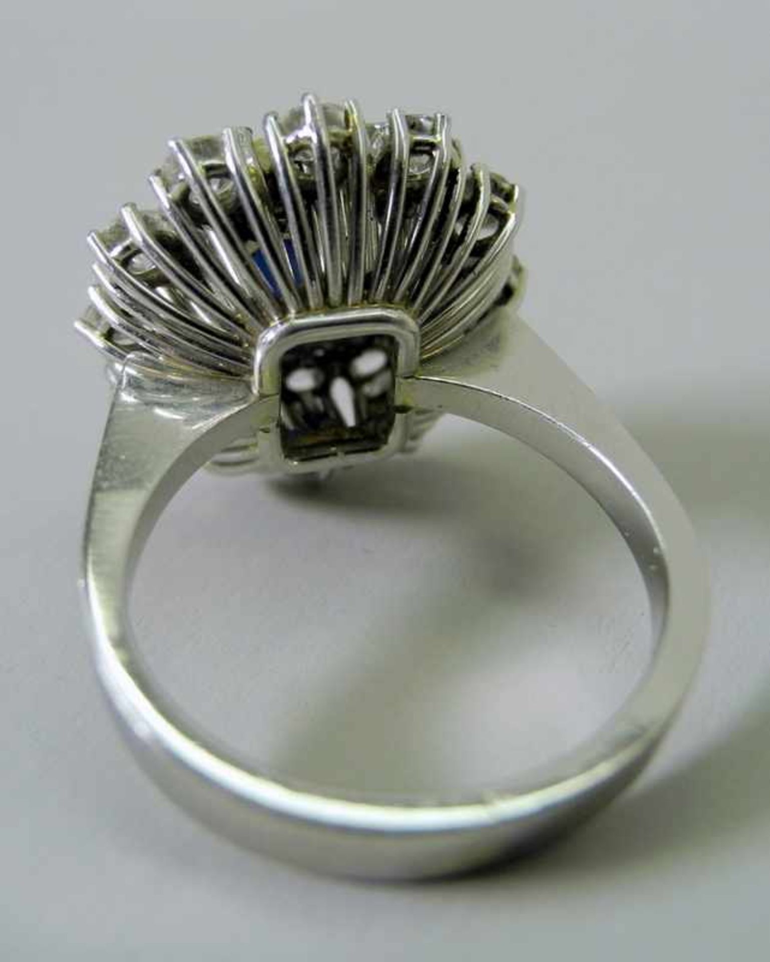 Außergewöhnlicher Saphir-Diamant-RingWeißgoldener Ring mit Ceylon-Saphir-Besatz von ca. 1,5 ct. - Bild 9 aus 10