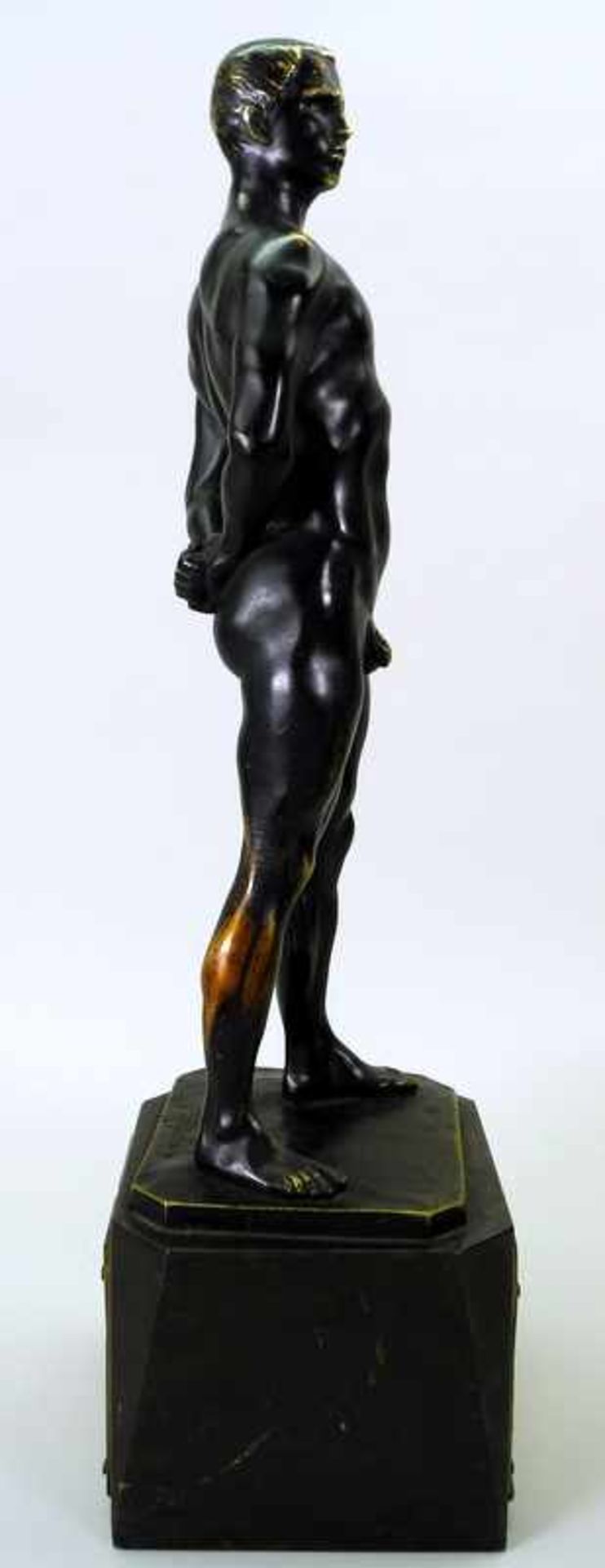 Paul Aichele, 1859 Markdorf - 1920 BerlinBronze, braun und gold patiniert. Auf dunkler Marmor- - Bild 9 aus 11
