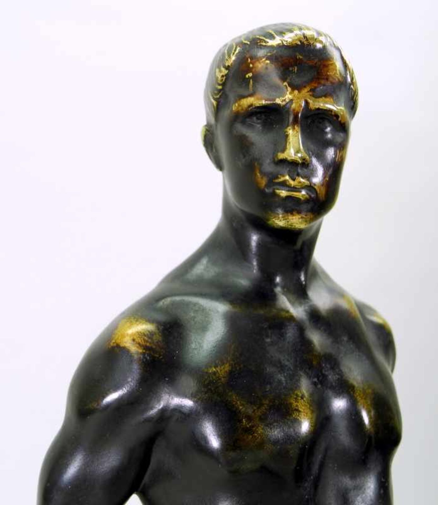 Paul Aichele, 1859 Markdorf - 1920 BerlinBronze, braun und gold patiniert. Auf dunkler Marmor- - Bild 8 aus 11