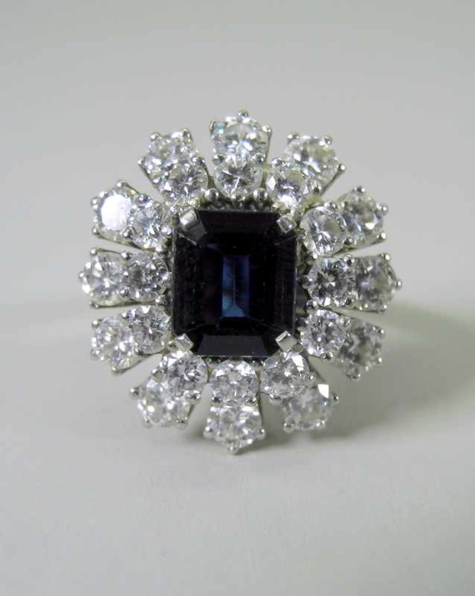 Außergewöhnlicher Saphir-Diamant-RingWeißgoldener Ring mit Ceylon-Saphir-Besatz von ca. 1,5 ct. - Bild 2 aus 10