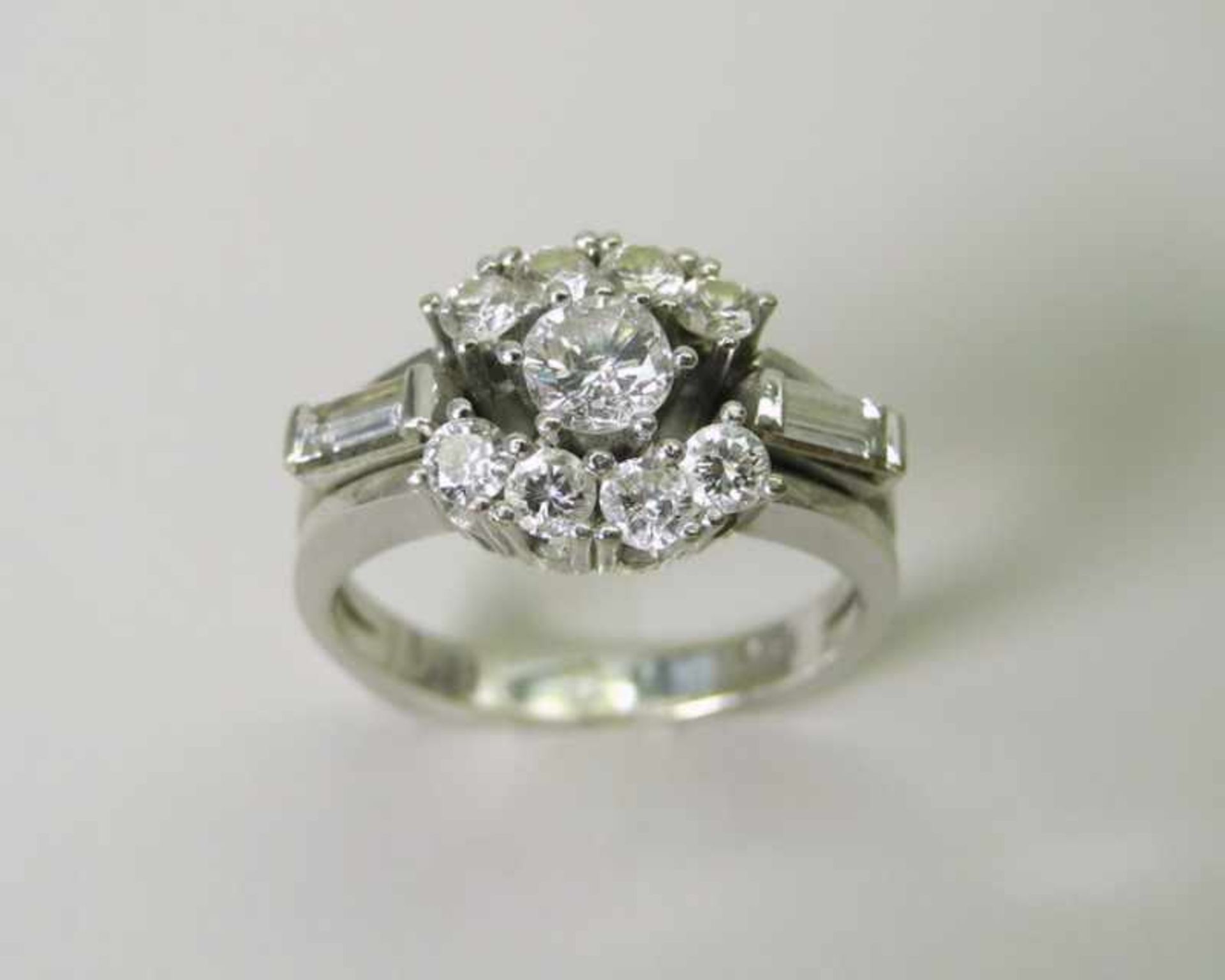 Brillant-Ring14 K. weißgoldener Ring mit einem Besatz von insgesamt 1,21 ct., in der Farbe G VSi 1/ - Image 2 of 7