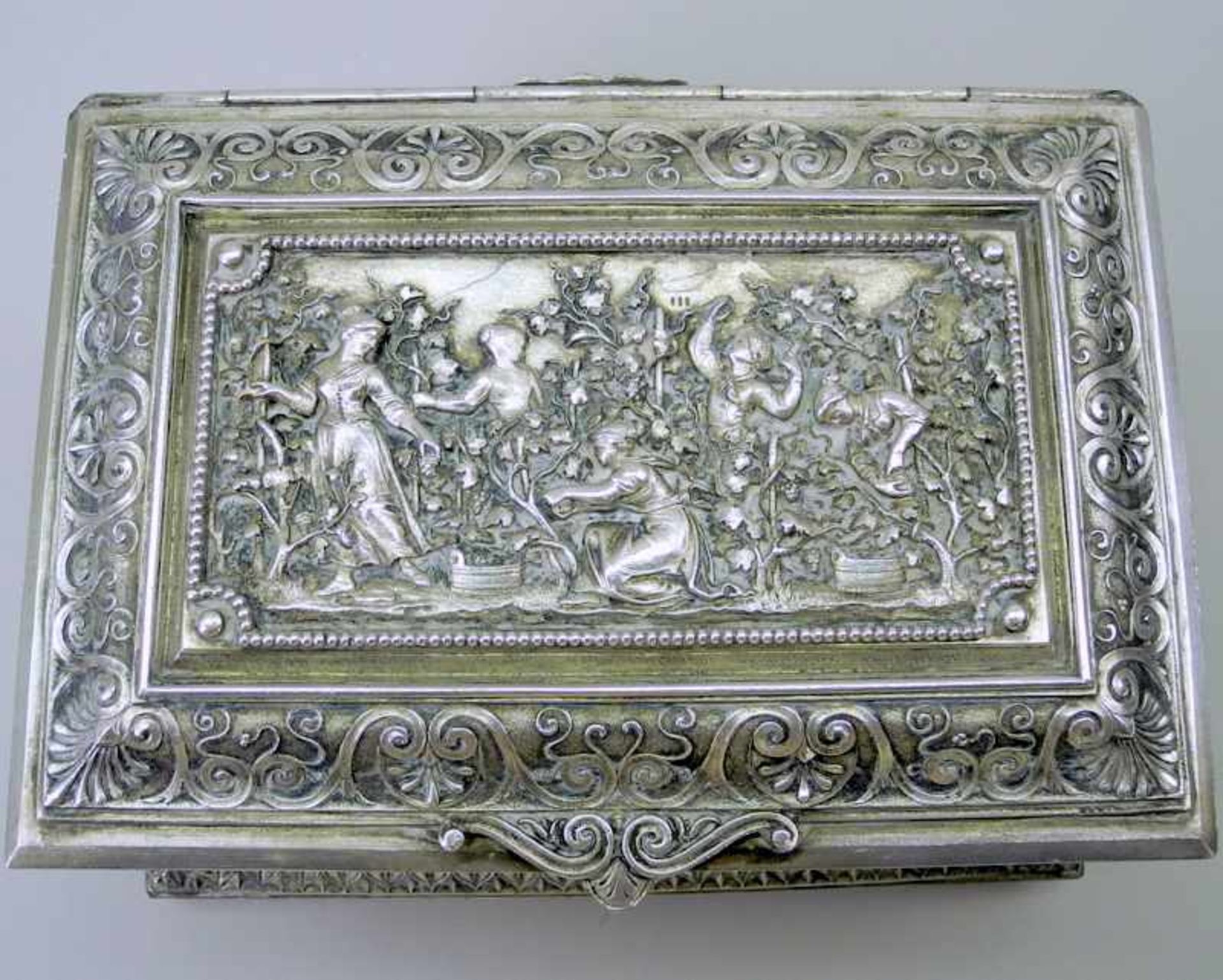 Aufwendig verzierte SchmuckschatulleZinn, Silber plated. Umlaufende Rocaille- und Akanthus- - Bild 3 aus 5