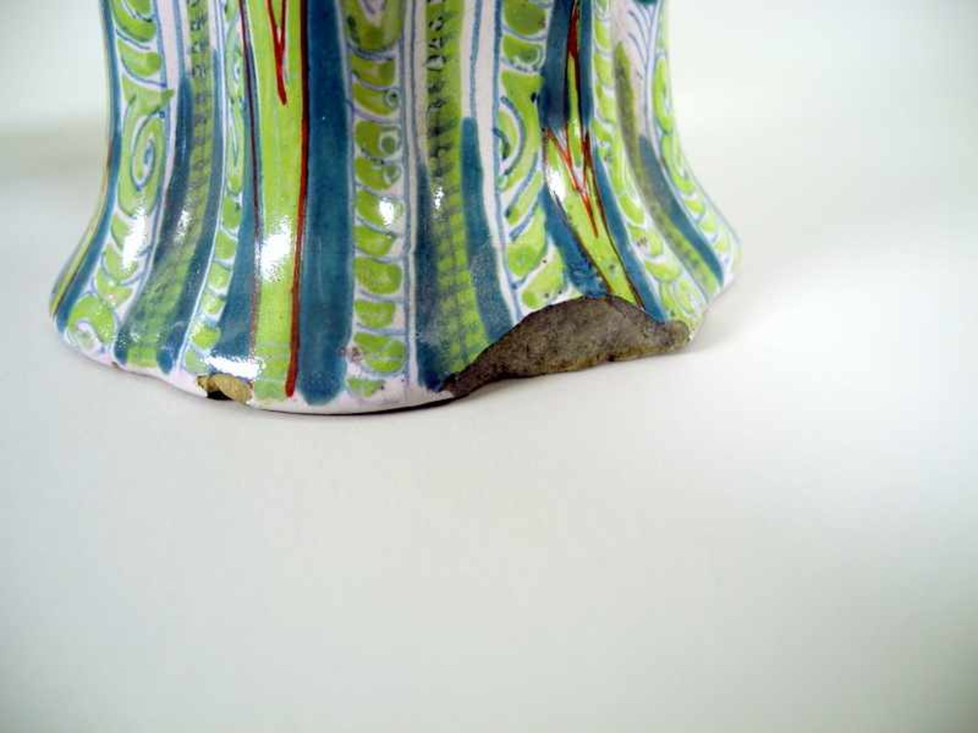 Delfter StangenvasenFayence-Keramik. Am Boden mit Unterglasur-Marke gestempelt. Auf weißem - Bild 9 aus 10