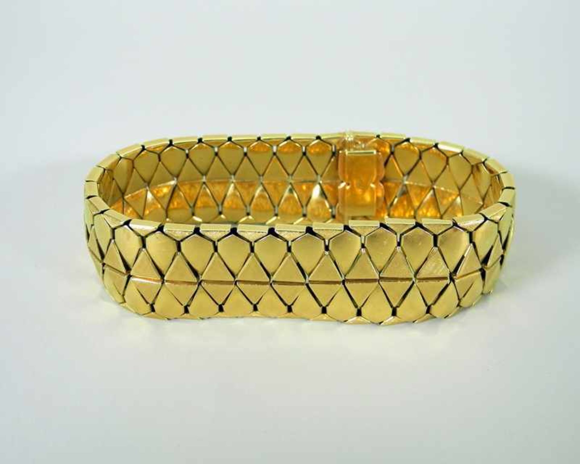 Goldenes Armband mit wappenförmigen Gliedern18 K. gelbgoldenes Armband. Gute Erhaltung. Wohl