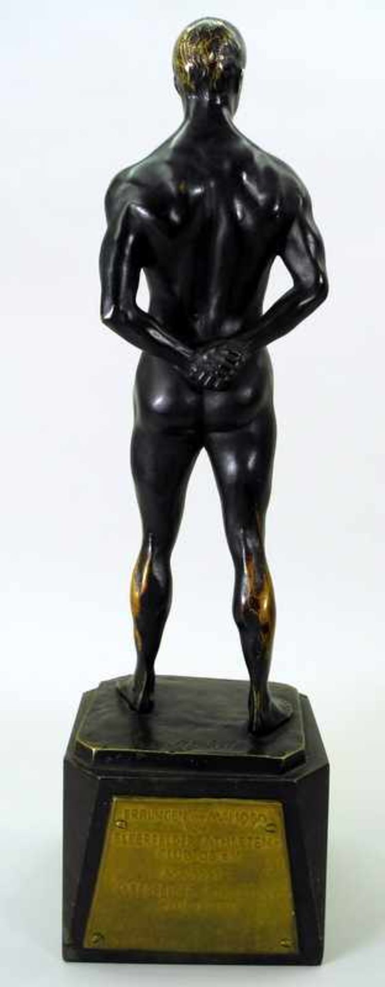 Paul Aichele, 1859 Markdorf - 1920 BerlinBronze, braun und gold patiniert. Auf dunkler Marmor- - Bild 10 aus 11