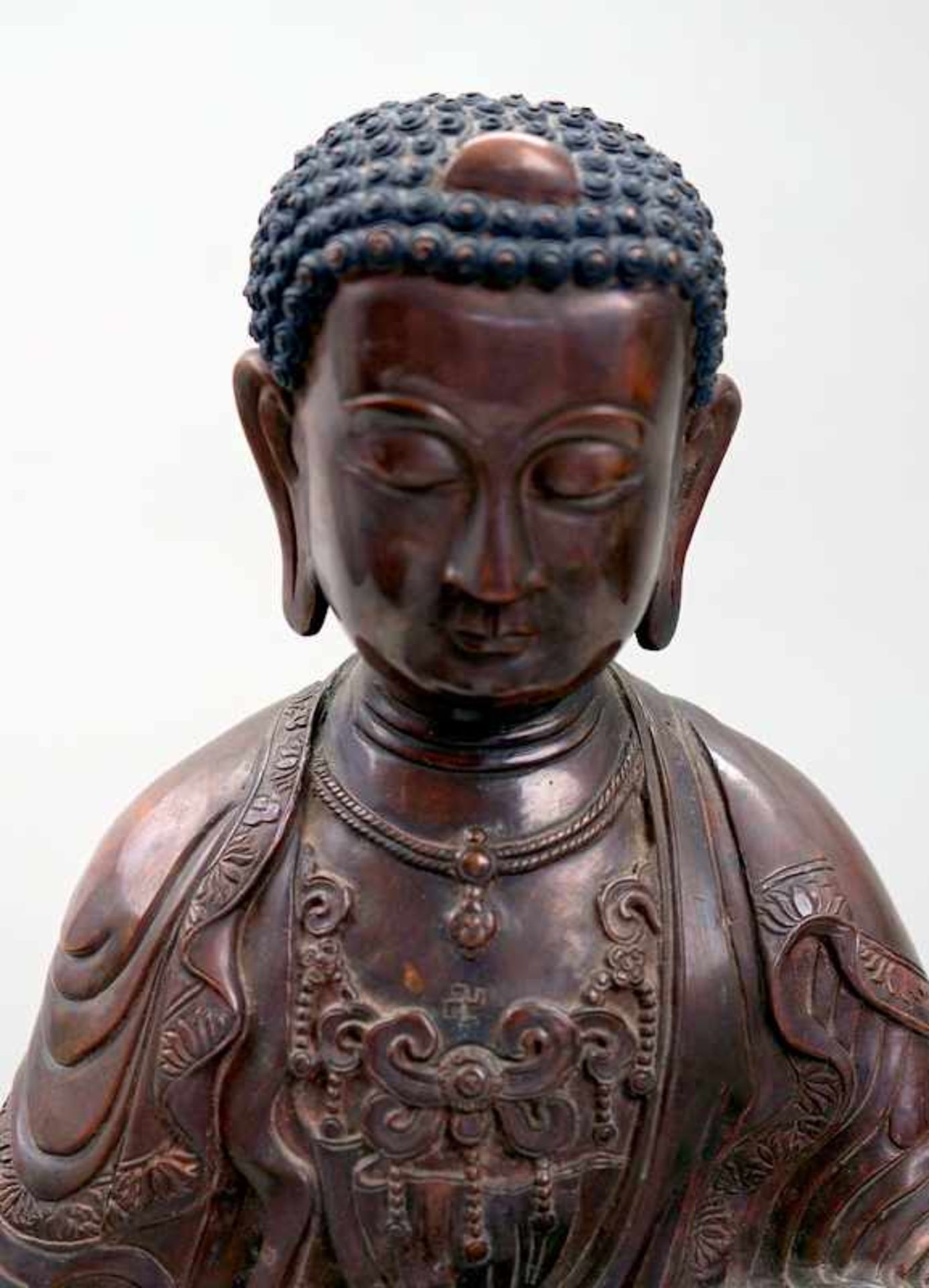 Stehender BuddhaBronze, mit brauner Patina. Auf Lotusblüten stehender Buddha in Varada Mudra- - Image 4 of 8