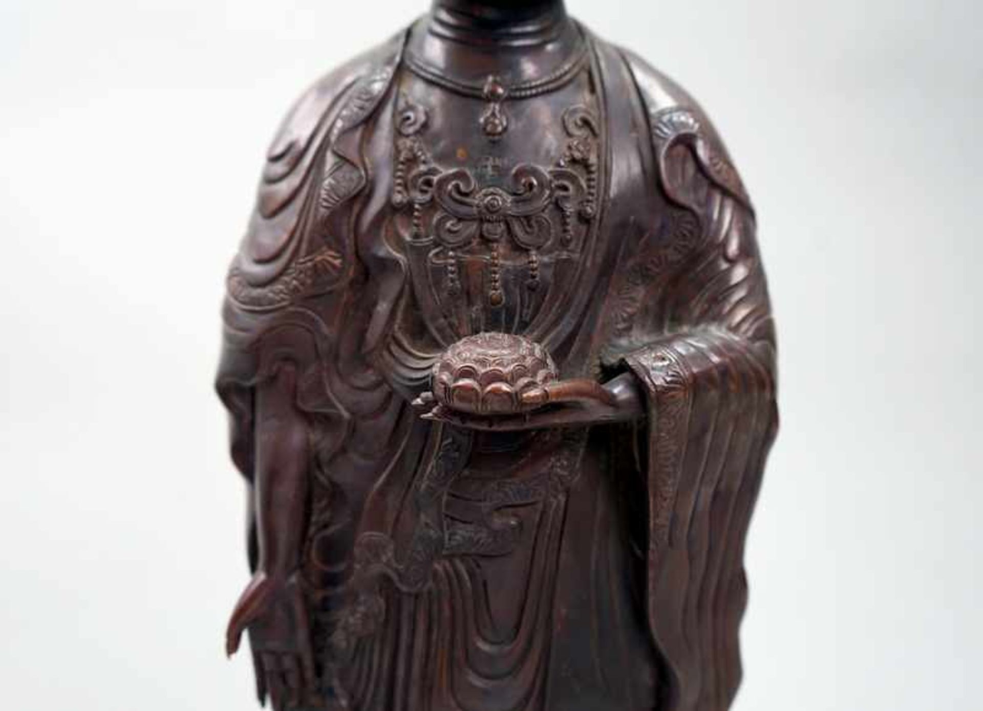 Stehender BuddhaBronze, mit brauner Patina. Auf Lotusblüten stehender Buddha in Varada Mudra- - Image 5 of 8