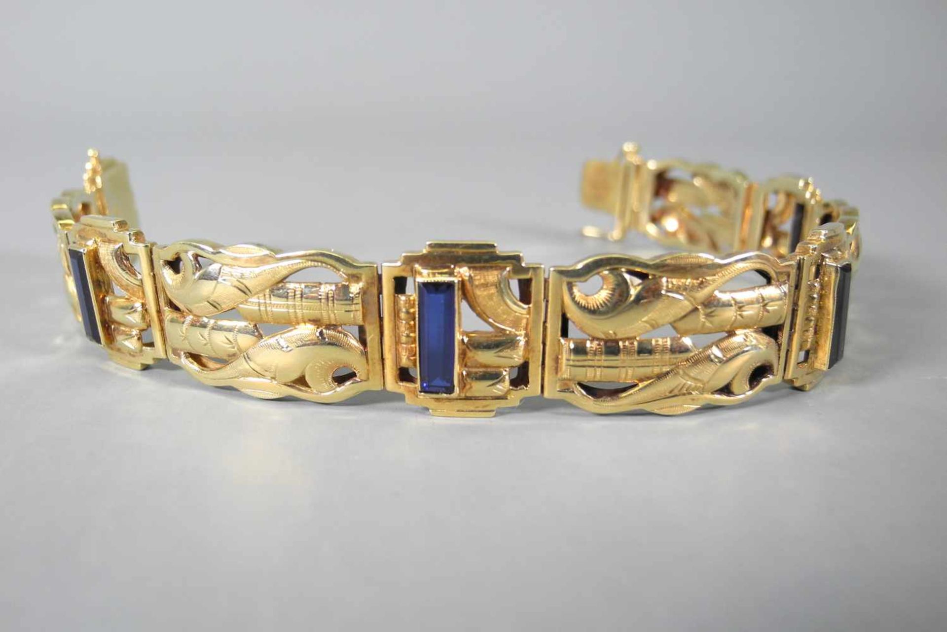 Art déco Saphir-Armband14 K. Gold. Aufwändig ziselierte Oberfläche, fein mit Saphiren von je ca. 1