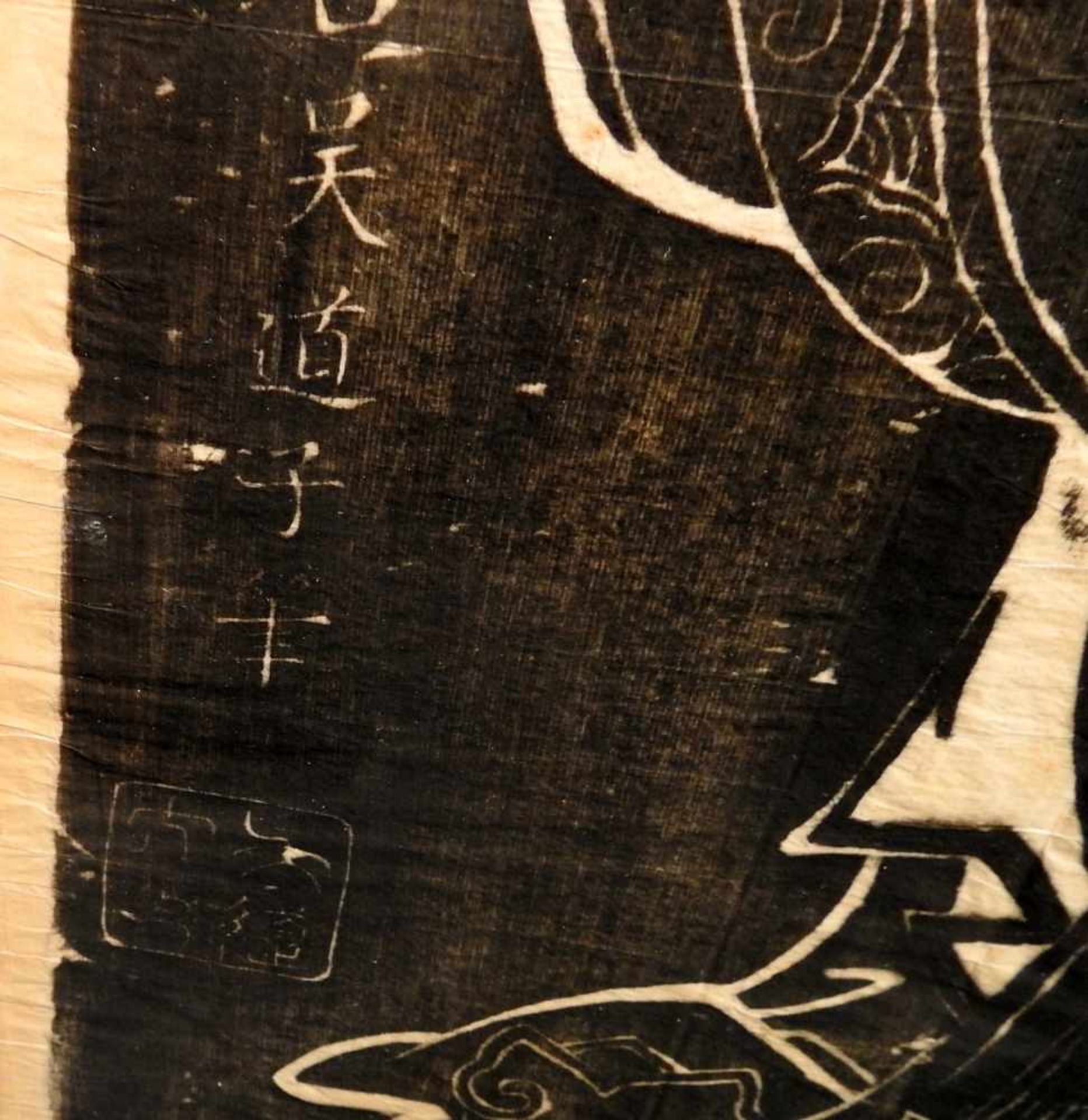Japanischer HolzschnittHolzschnitt/Pergament. Stehender Mönch mit Inschriften. Min. Kn. - Bild 3 aus 4