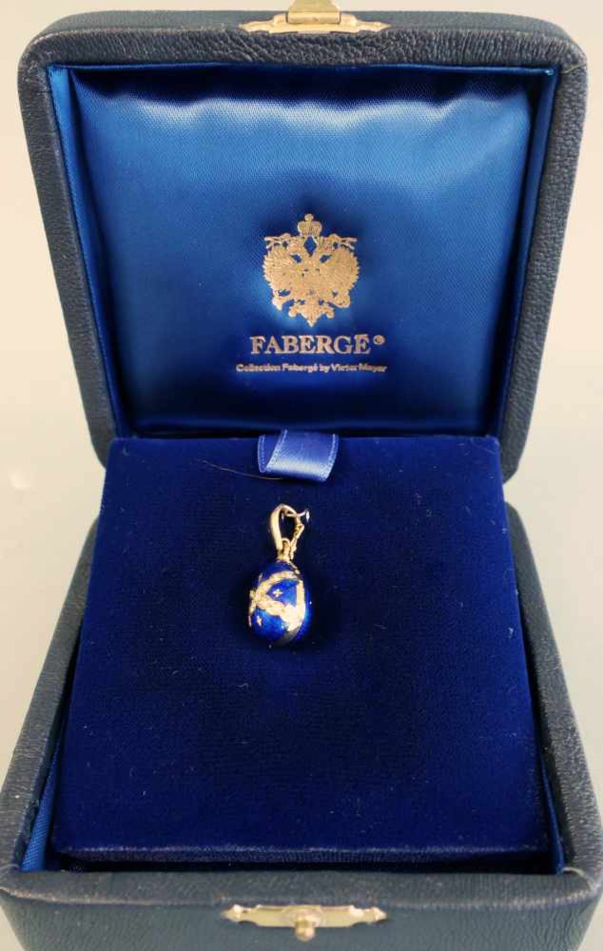 Fabergé-Ei als AnhängerFeines emailliertes Fabergé-Ei als Kettenanhänger in Gelbgold 18 K mit