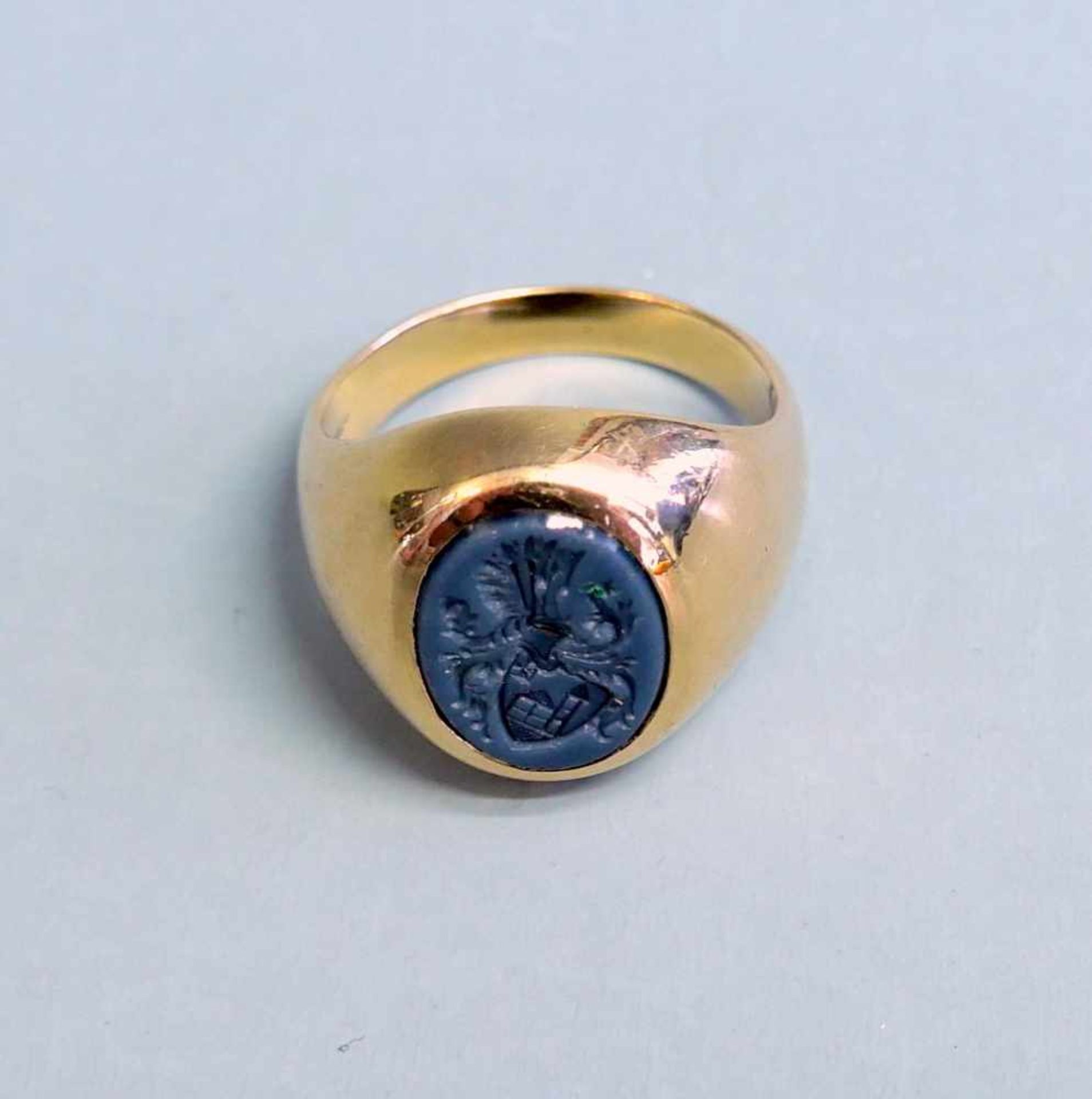 Wappenring mit Lapislazuli14 K. Gelbgold. Schöner Ring mit einem ovalen Lapislazuli mit - Image 2 of 2