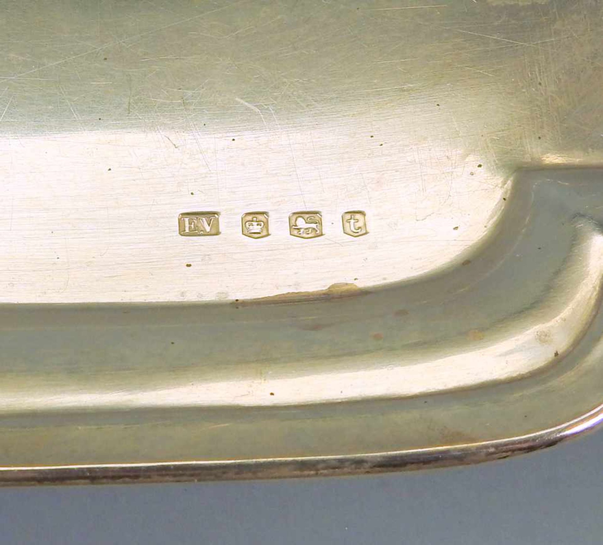 Großes englisches TablettSterlingsilber, am Rand mit schreitendem Löwe, Krone, Jahresbuchstabe "T" - Image 2 of 4