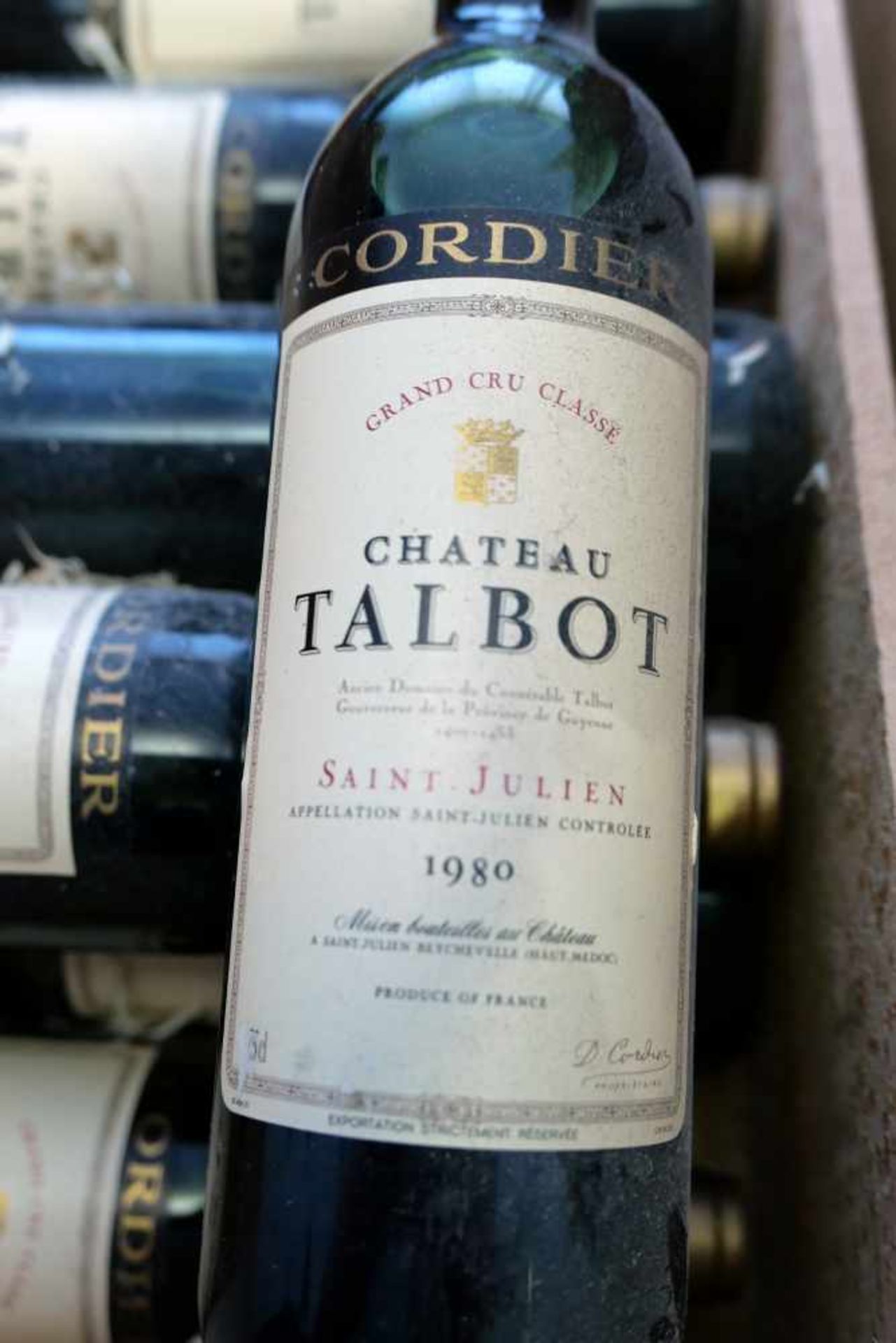 Chateau TalbotGrand Cru Classé D. Cordier, Jahrgang 1980, Holzkiste mit 12 Flaschen à 750 ml.