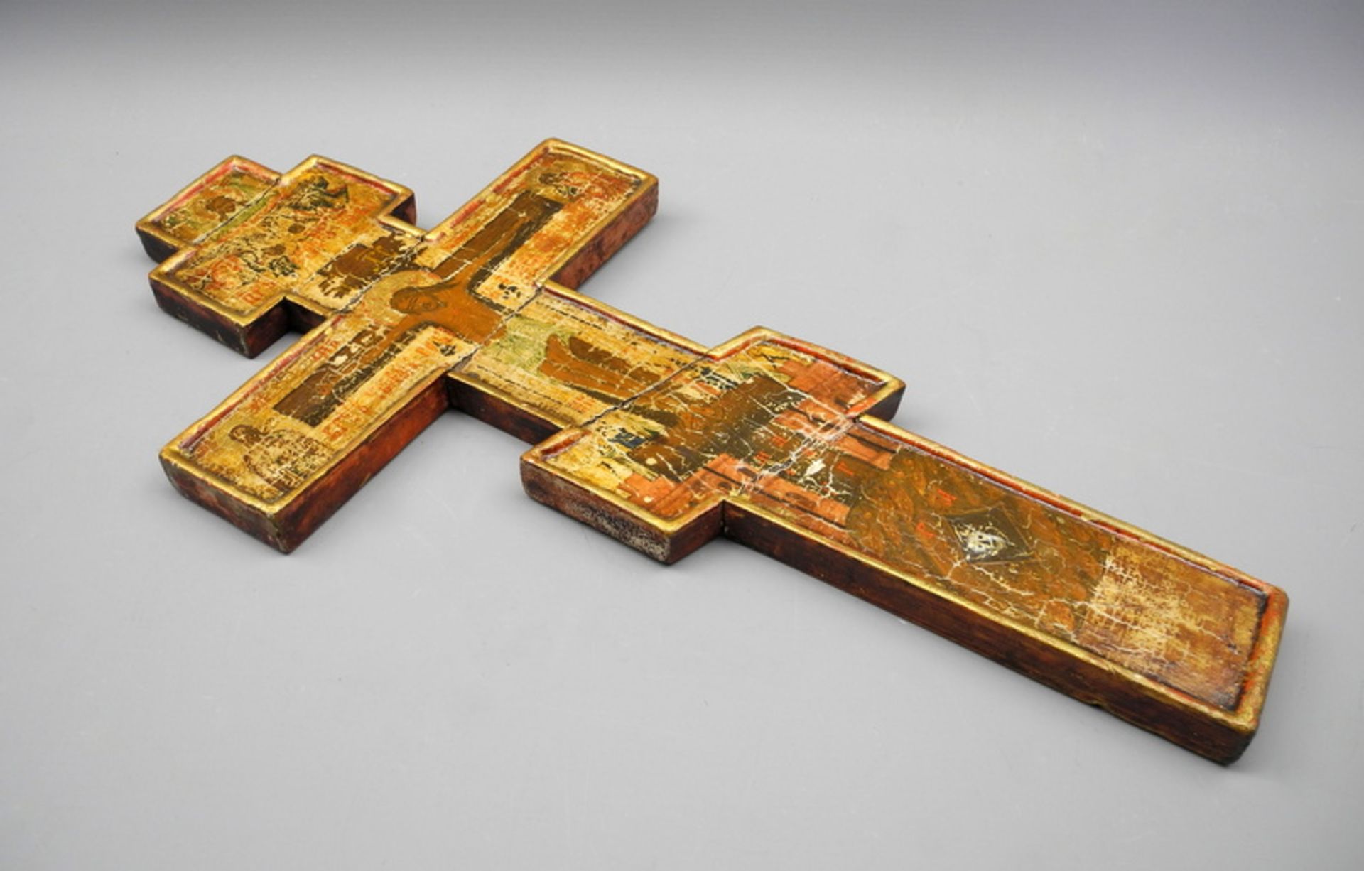 Russisches KreuzHölzernes Kreuz mit erhöhtem Rand, polychromer Bemalung und Goldstaffierung.