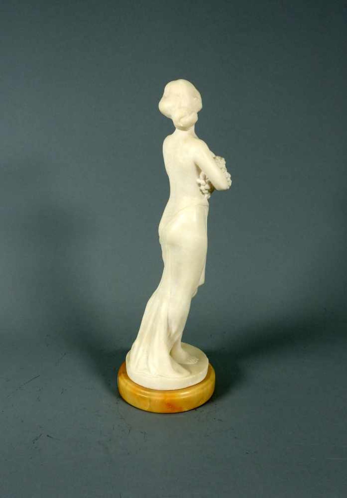 Emil Rizek, 1901 Wien – 1988 ebendaAlabaster auf Marmorsockel. Stehender Frauenhalbakt als Allegorie - Bild 5 aus 8