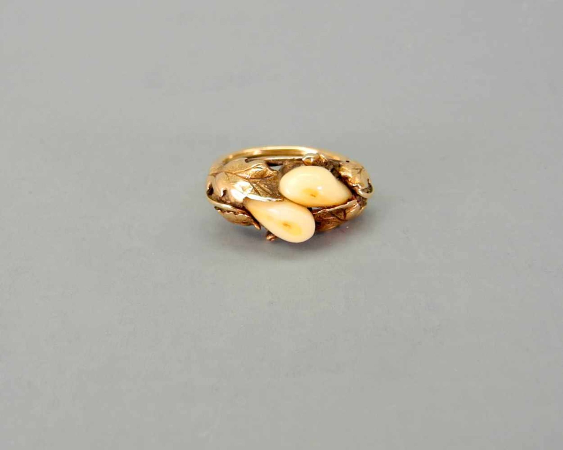 Grandel Ring14 K. Gold. Feiner Ring mit leicht erhöhtem Ringkopf mit natürlichem, von Eichenlaub - Bild 2 aus 3