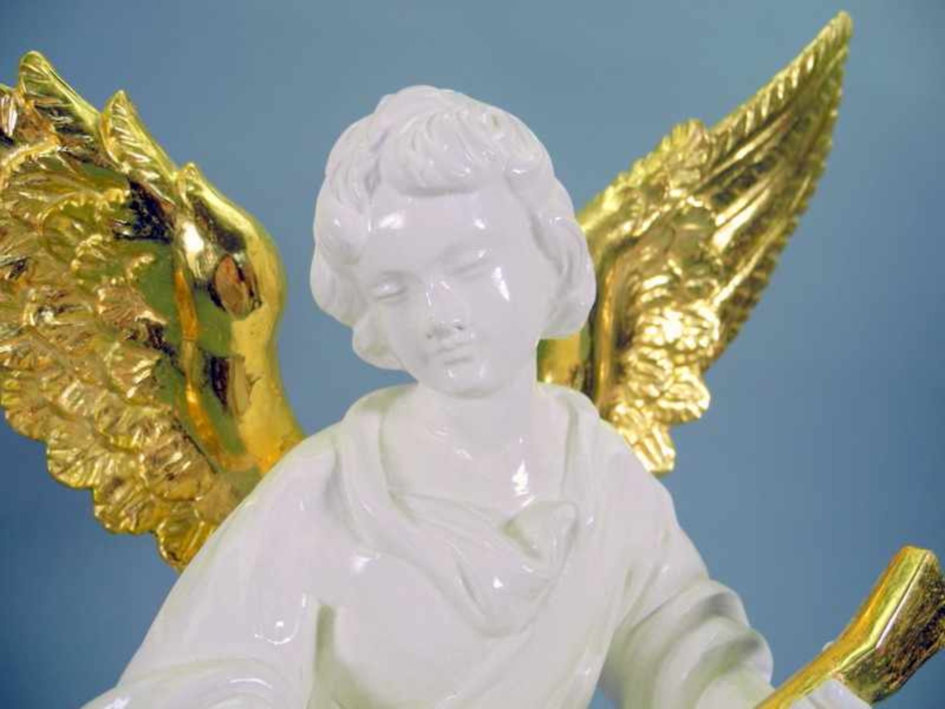 Albl, Spielender EngelHolz geschnitzt, weiß und gold gefasst. Am Boden mit dem Stempel der Firma - Bild 6 aus 6