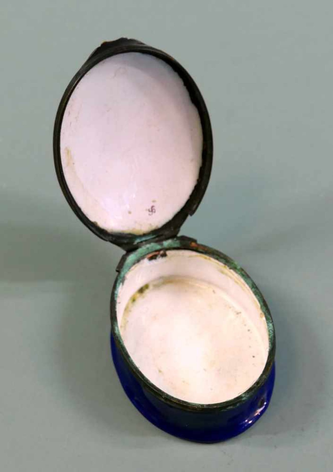 Porzellan-PillendosePorzellan mit Kupfer-patinierter Montierung. Kobaltblaue Dose mit fein - Bild 2 aus 2