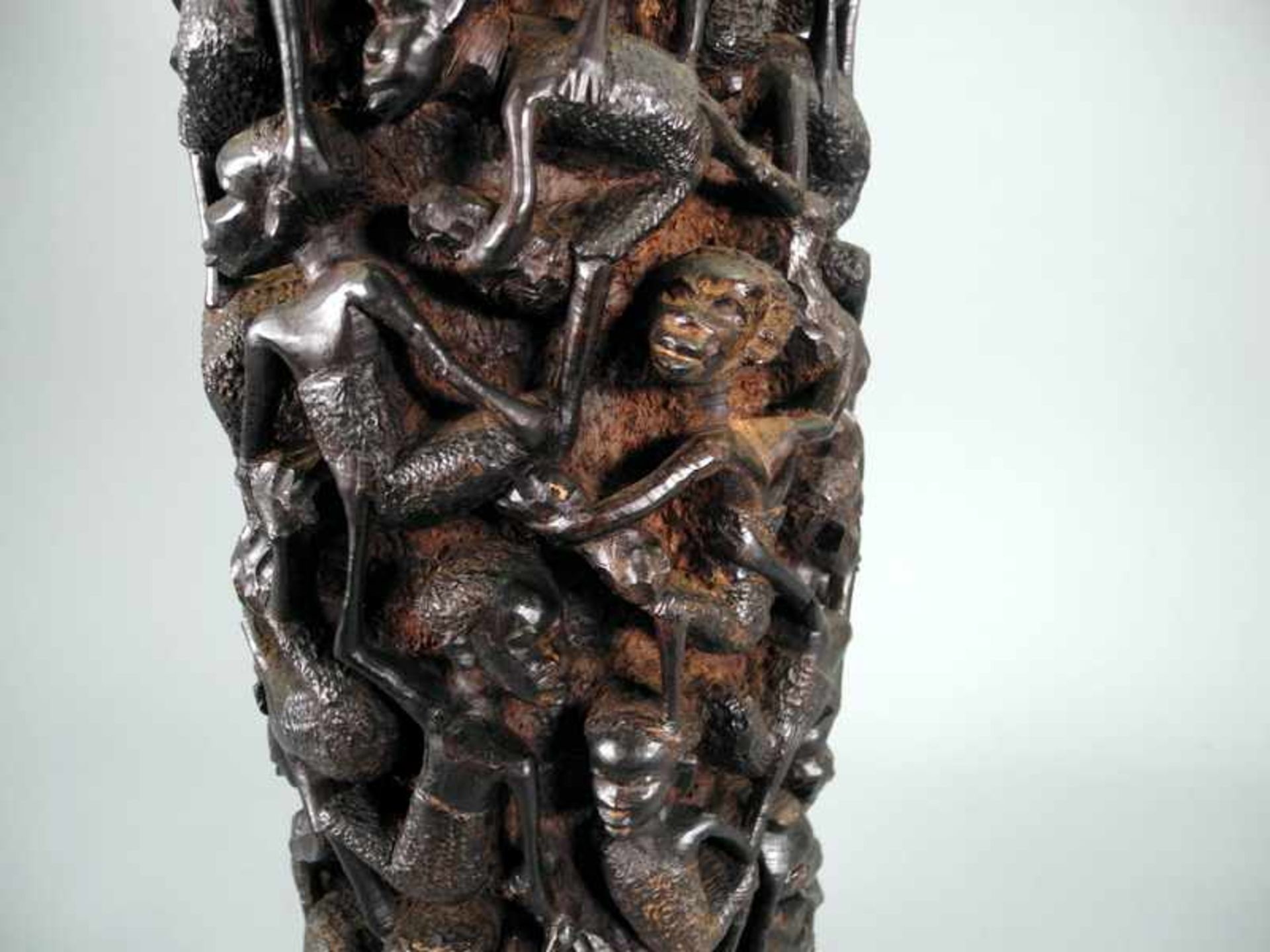 Afrikanischer LebensbaumHolz geschnitzt, ebonisiert. Die Figuren sind rundherum in unterschiedlichen - Image 6 of 6