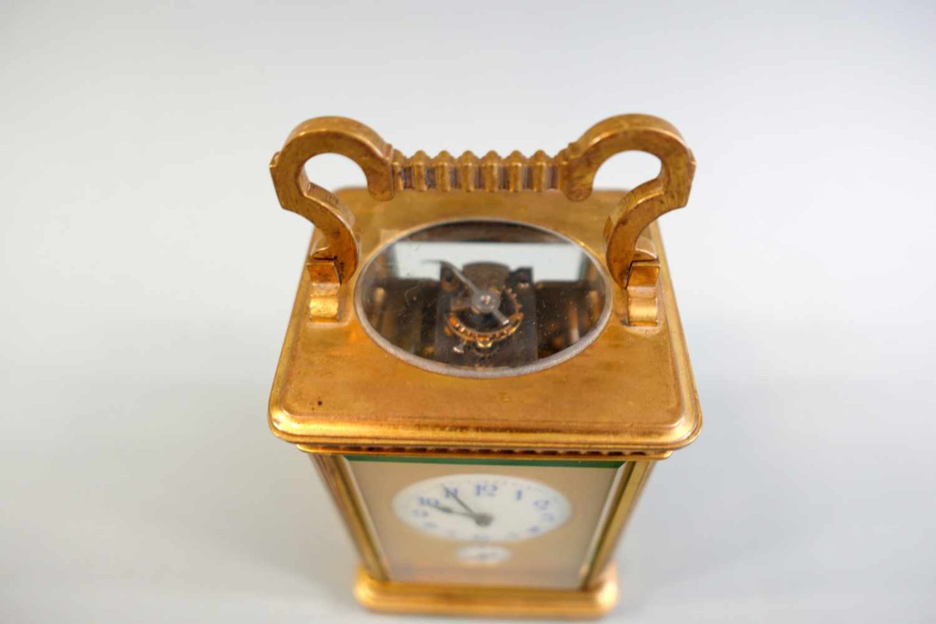 Englische Carriage ClockDreiseitig verglastes, graviertes und vergoldetes Messinggehäuse, weißes - Image 2 of 3