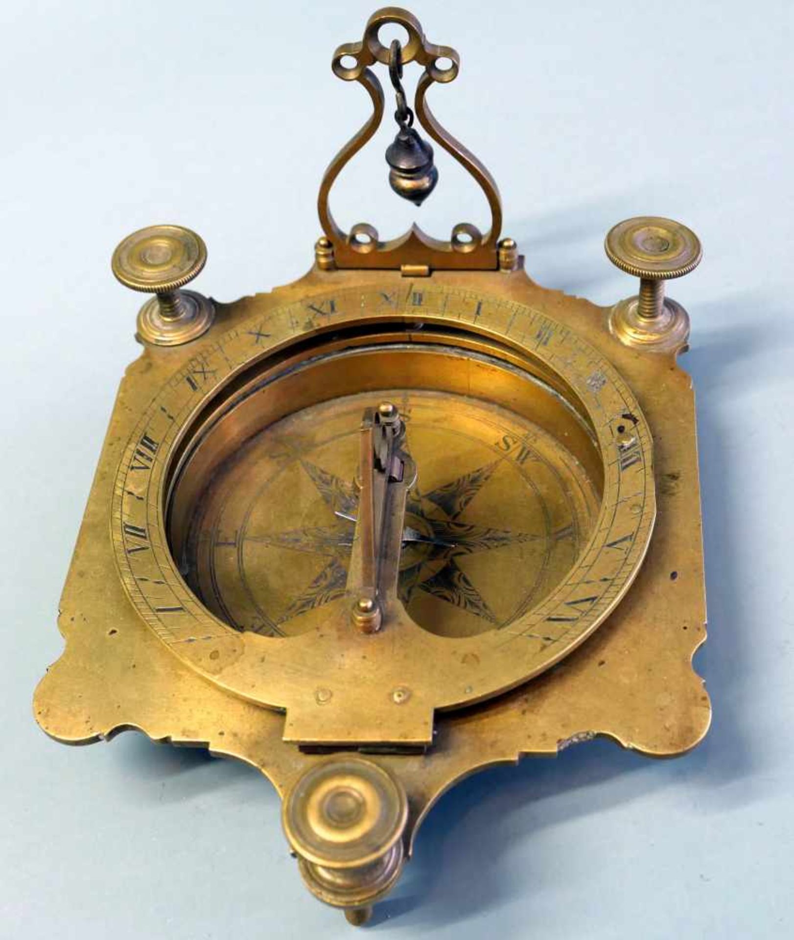 Messing AstrolabiumMessing. Kompass "Astrolabium" in gutem Erhaltungszustand. England, 19. Jh. L x B - Image 2 of 2
