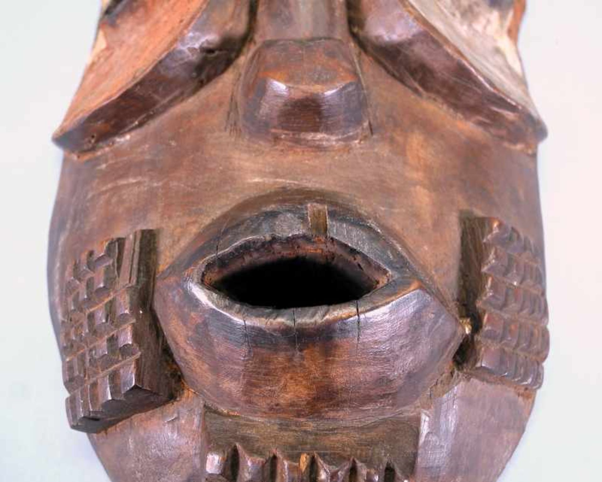 Afrikanische MaskeHolz geschnitzt und teils polychrom gefasst. Guter Zustand. Südafrika, 20. Jh. H x - Bild 3 aus 3