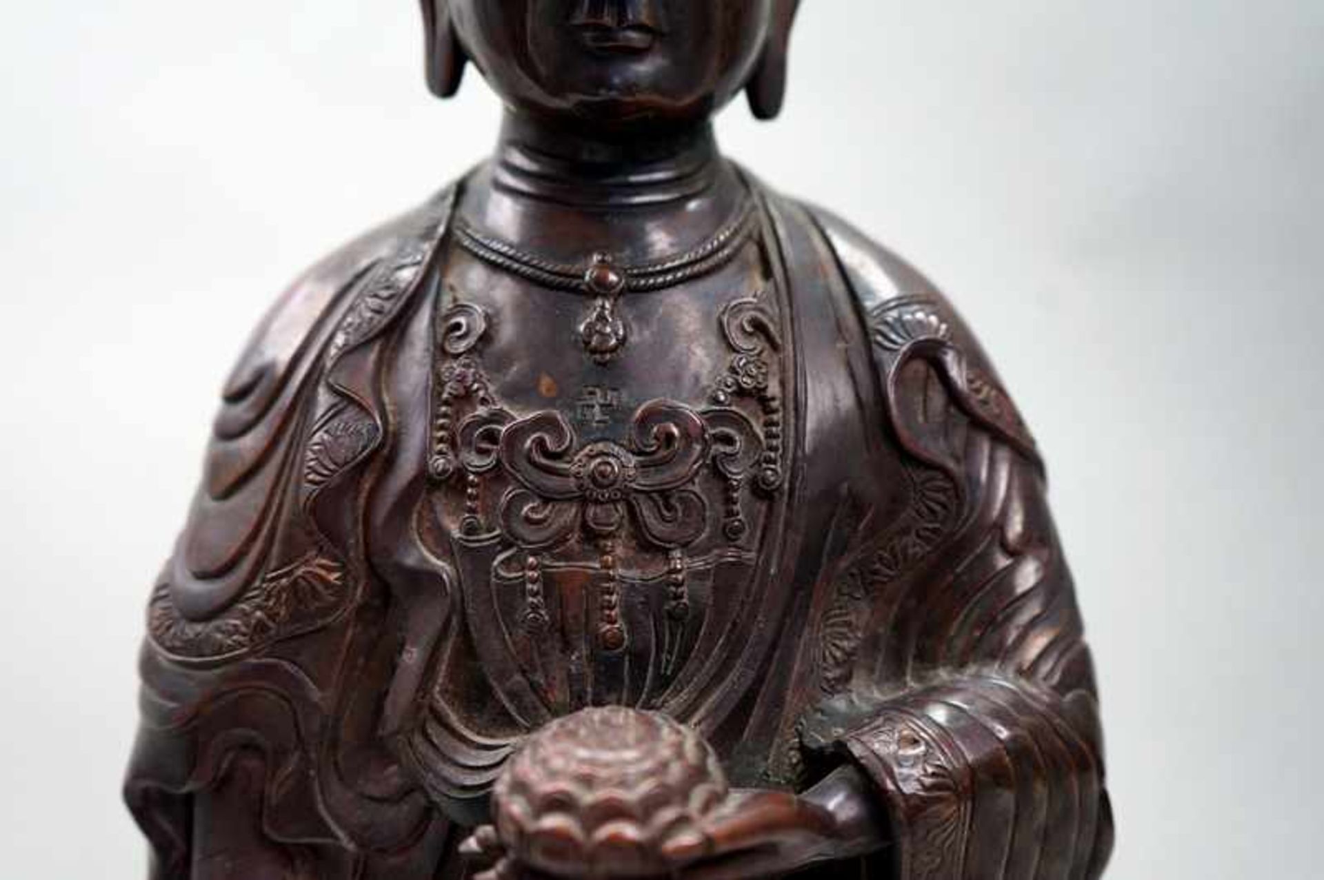 Stehender BuddhaBronze, mit brauner Patina. Auf Lotusblüten stehender Buddha in Varada Mudra- - Image 8 of 8