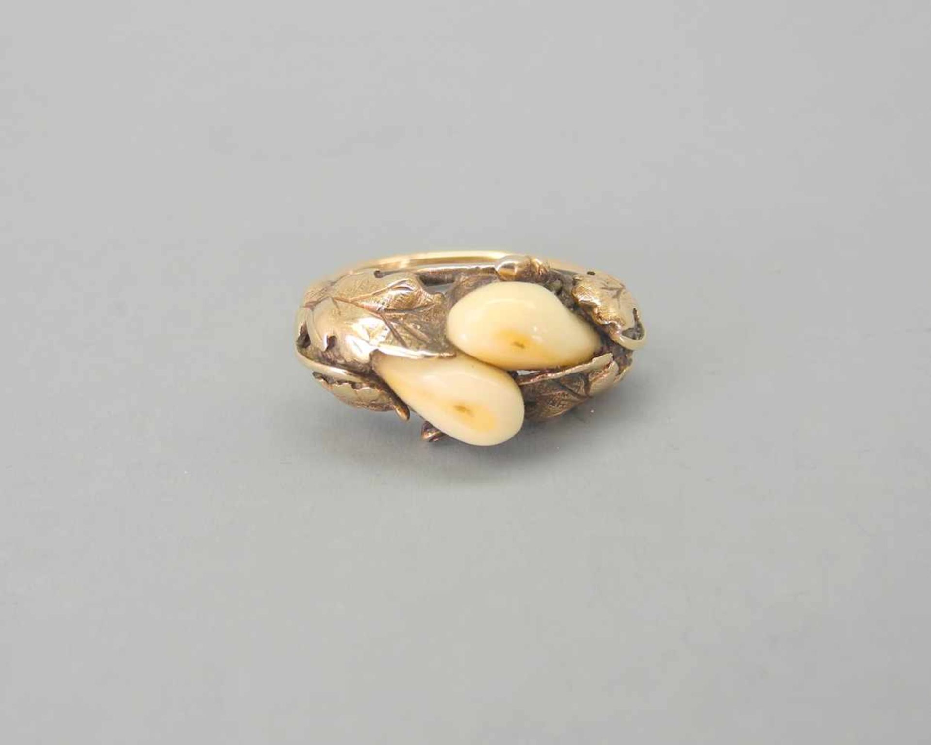 Grandel Ring14 K. Gold. Feiner Ring mit leicht erhöhtem Ringkopf mit natürlichem, von Eichenlaub