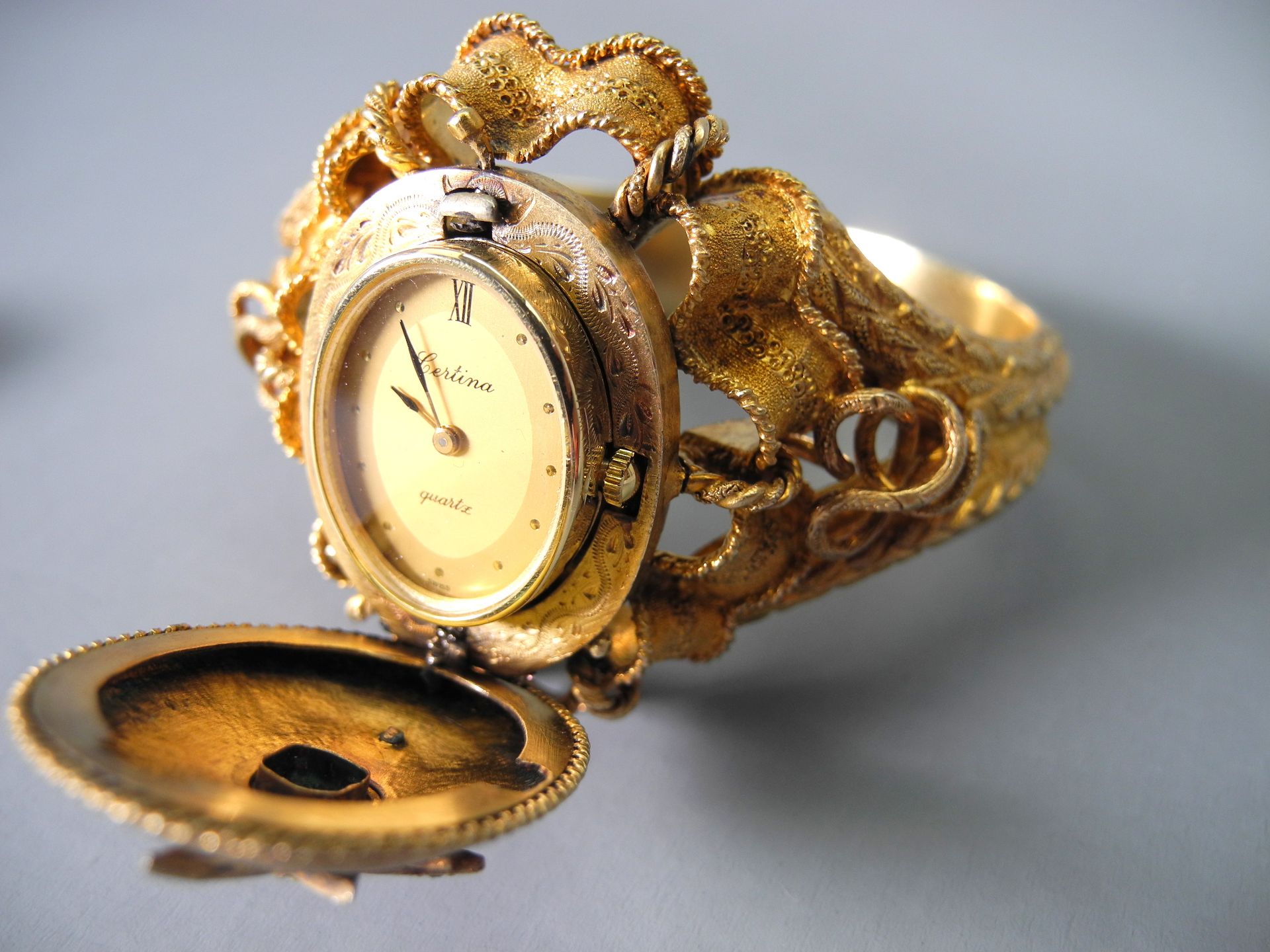 Biedermeier Brosche und Armreif18 K. Gelbgold. Biedermeier-Armreif mit integrierter Uhr der Firma - Image 4 of 10